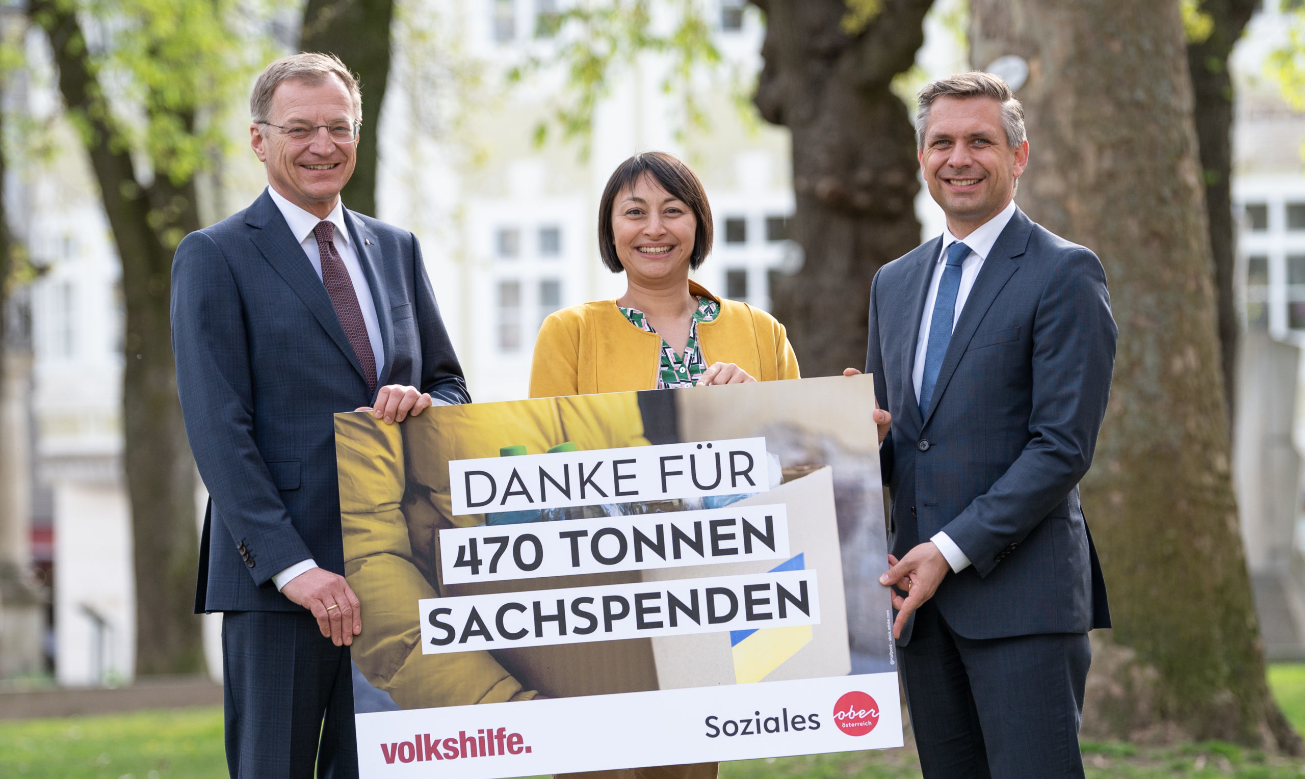 Thomas Stelzer und Wolfgang Hattmannsdorfer mit Volkshilfe Geschäftsführerin Jasmine Chansri