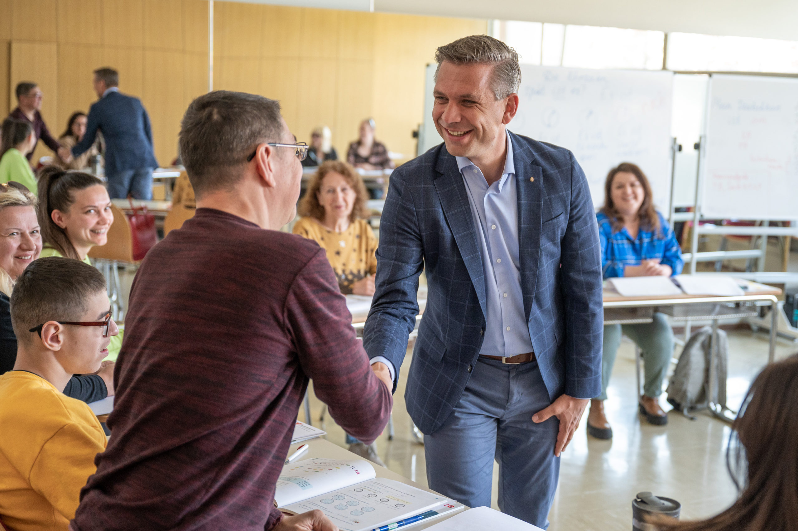 Landesrat Wolfgang Hattmannsdorfer im Gespräch mit Ukrainerinnen im Deutschkurs