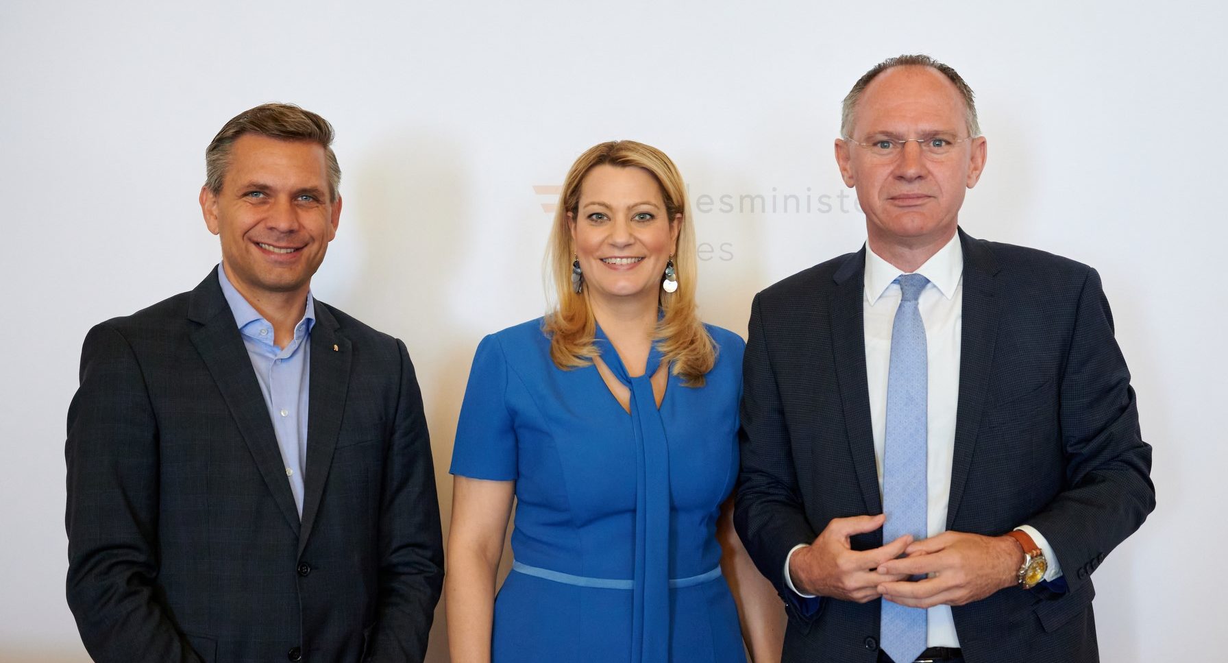 LR Hattmannsdorfer mit der Vorsitzenden der Flüchtlingsreferentinnen-Konferenz LR Daniela Winkler (Burgenland) und Innenminister Gerhard Karner