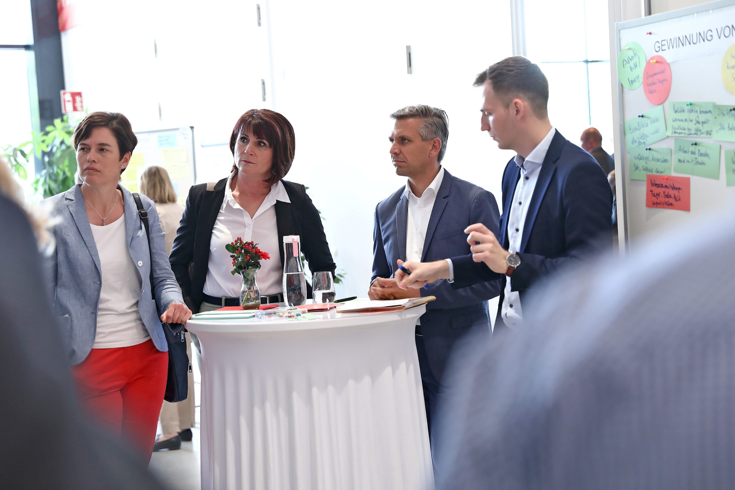 Sozial-Landesrat Hattmannsdorfer im Gespräch mit Expertinnen