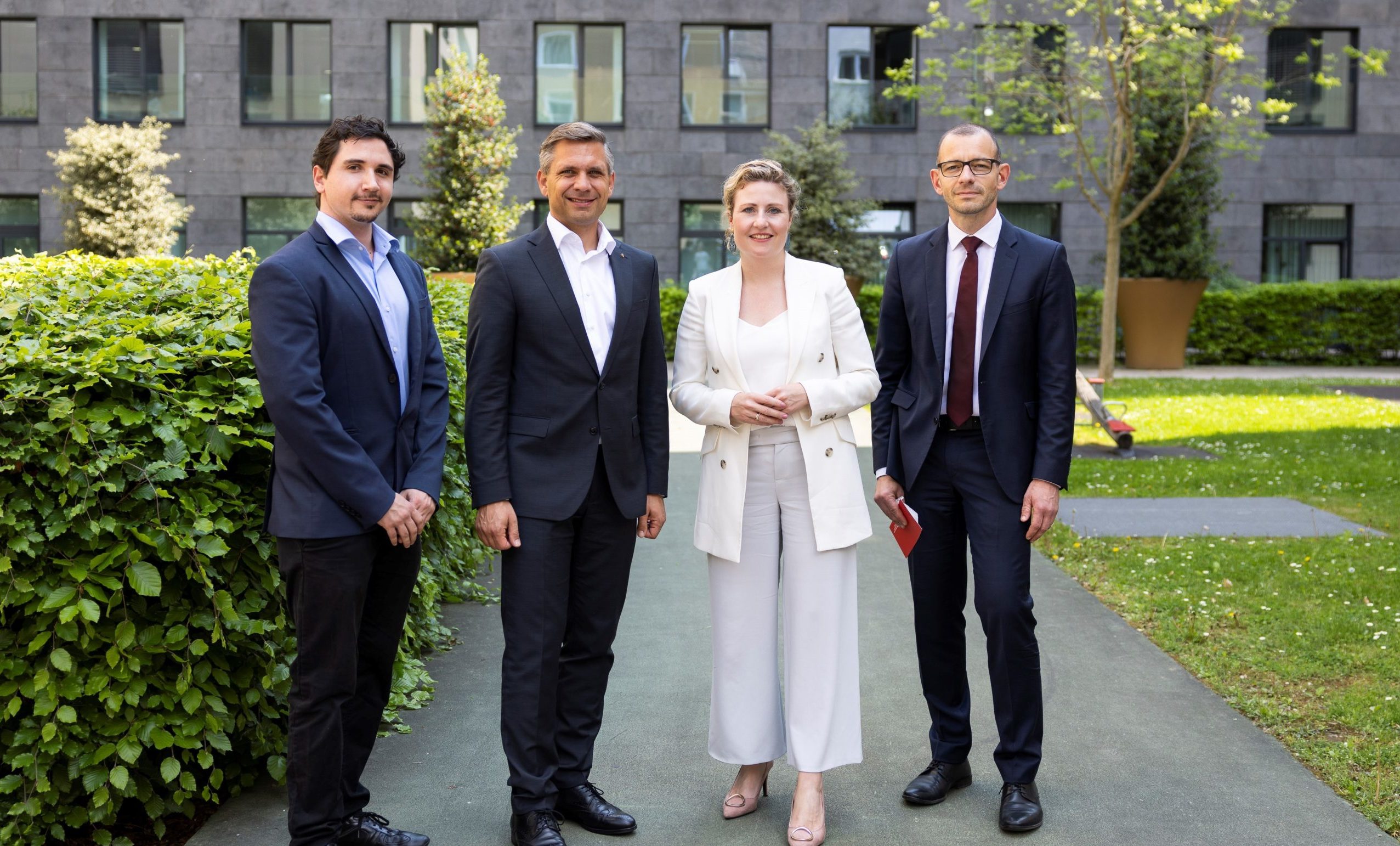 ÖIF Linz Leiter Christoph Krennmayr, LR Hattmannsdorfer, BM Raab, stv ÖIF Dir Roland Goiser