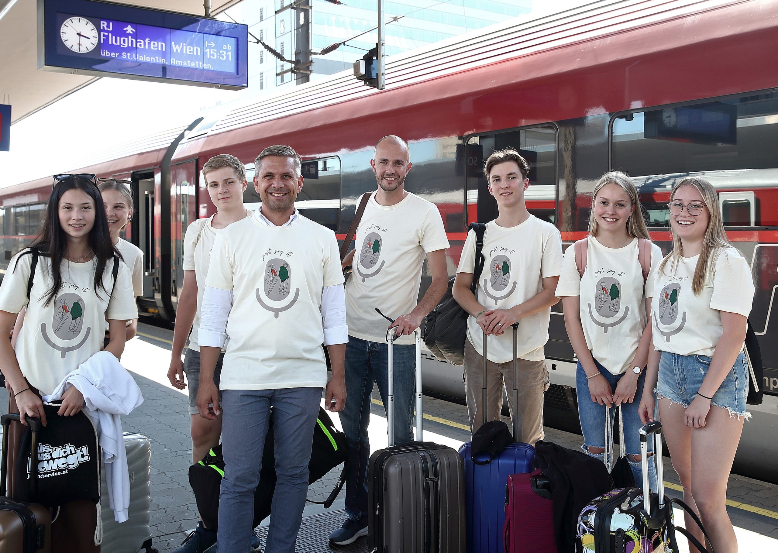Das Team OÖ von links: Lenja Schaubmayer, Emilia Berlinger, Lukas Nopp, LR Wolfgang Hattmannsdorfer, Samuel Böck (JugendService), Jakob Kleschpis, Viktoria Wahlmüller und Sofia Friedinger am Linzer Bahnsteig