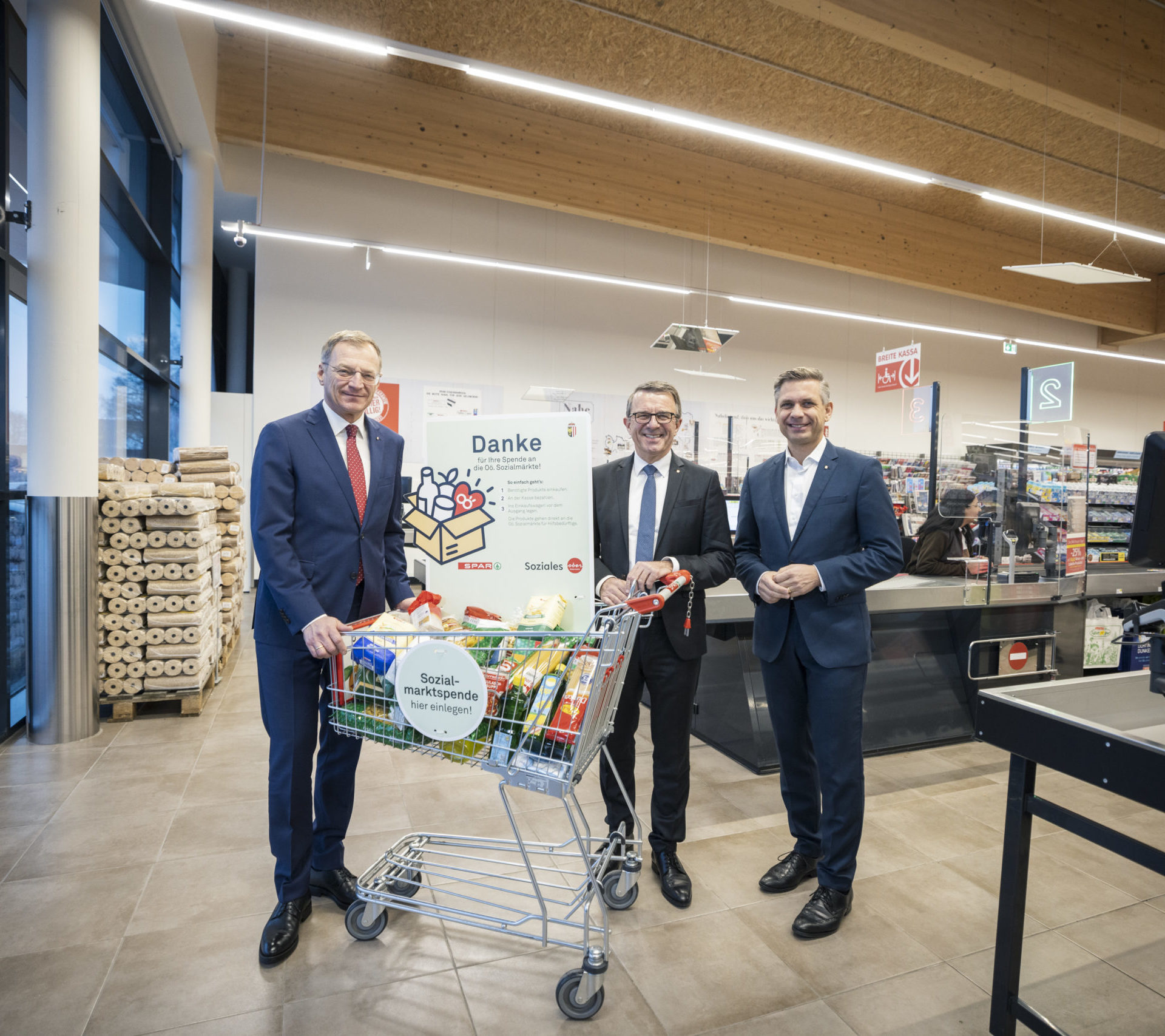 LH Thomas Stelzer, Spar OÖ Geschäftsführer Jakob Leitner und Sozial-Landesrat Wolfgang Hattmannsdorfer