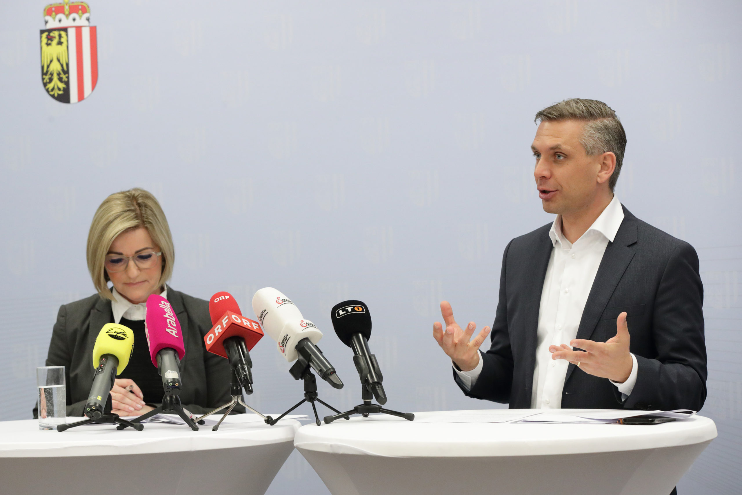 Sozial- und Integrationslandesrat Dr. Wolfgang Hattmannsdorfer mit stv. AMS OÖ-Landesgeschäftsführerin Iris Schmidt, M.A