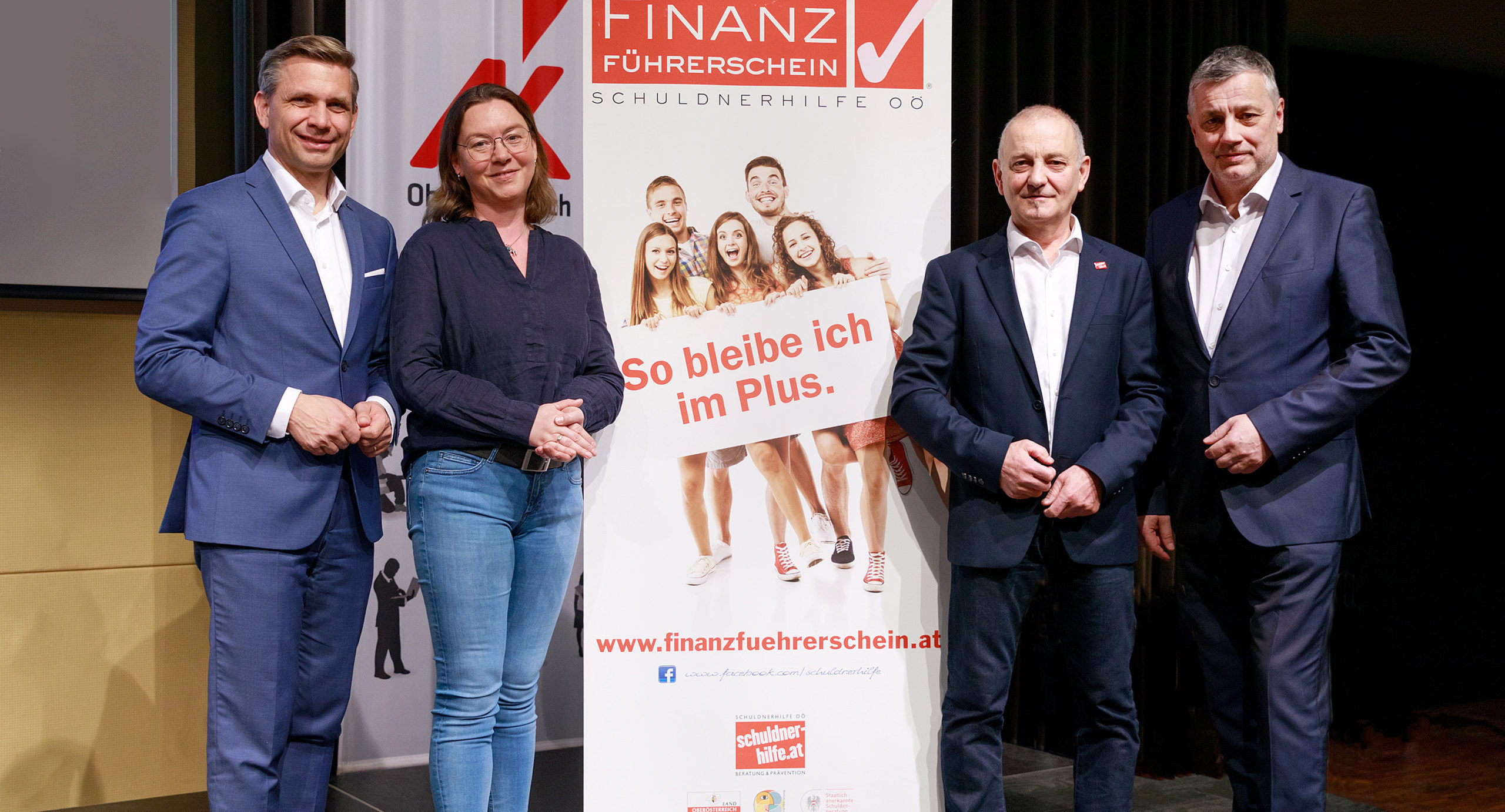LR Dr. Hattmannsdorfer; Mag. Ulrike Weiß, Leiterin Abteilung Konsumentenschutz AK; Mag.(FH) Ferdinand Herndler, Geschäftsführer Schuldnerhilfe OÖ; Dr. Alfred Klampfer, Bildungsdirektor OÖ.