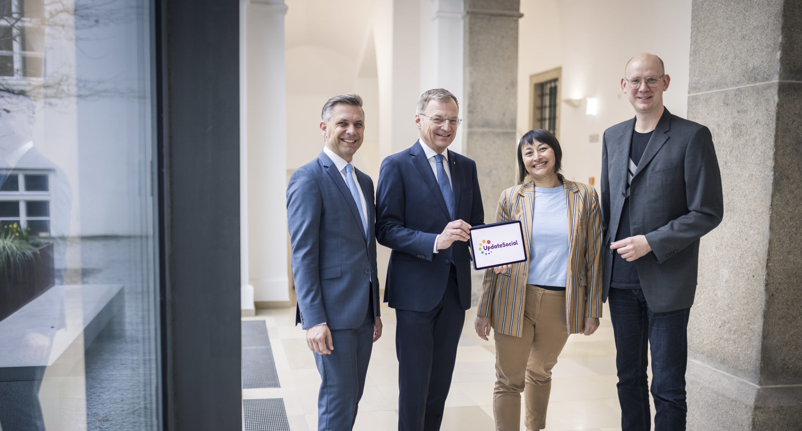 Oberösterreich bündelt seine Innovationskraft, um neue Lösungen für die Herausforderungen im Sozialbereich zu finden. V.l.: LR Wolfgang Hattmannsdorfer, LH Thomas Stelzer, Volkhilfe Oö. GF Jasmine Chansri, JKU-Prof. Thomas Gegenhuber.