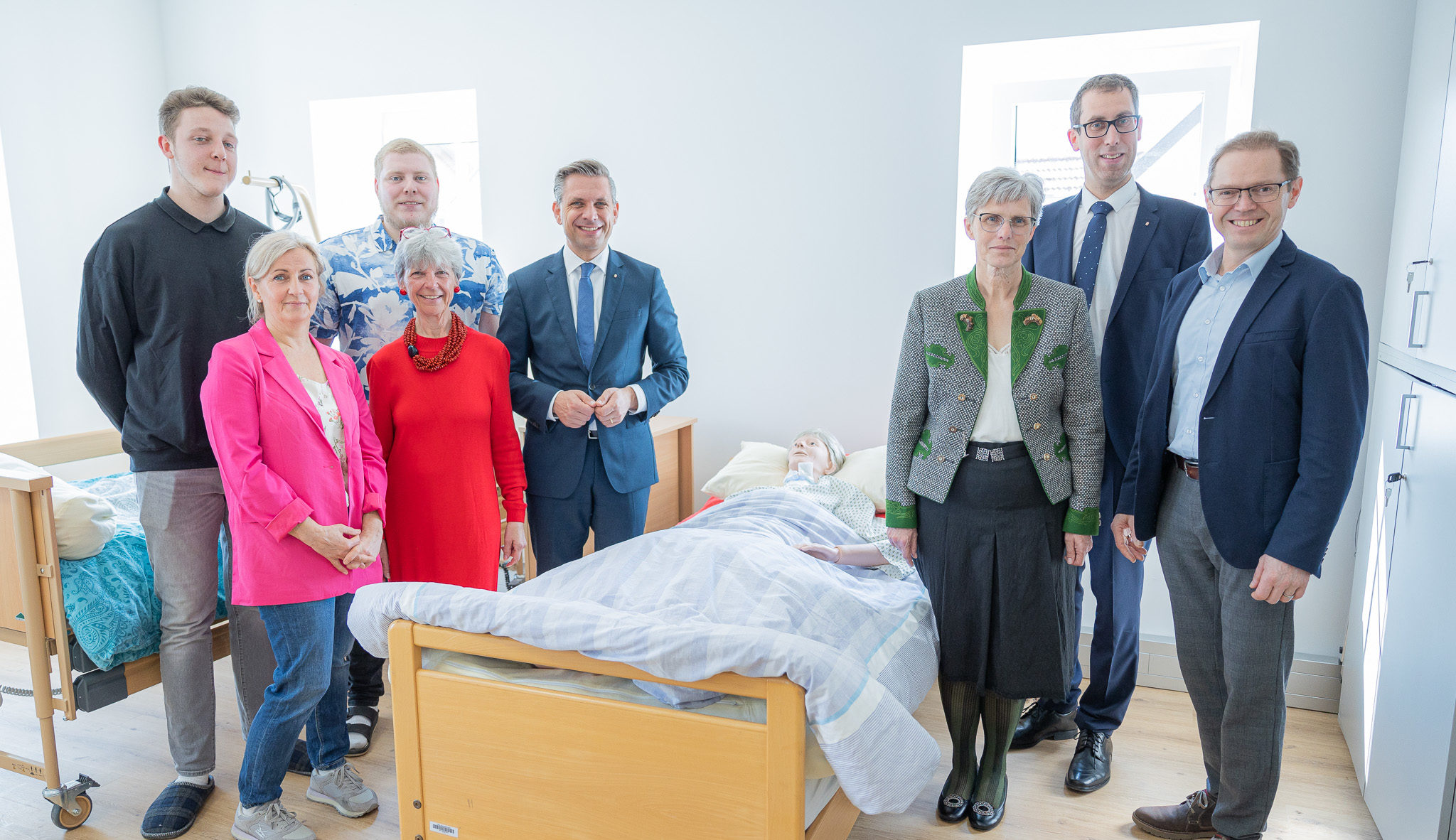 v.l.: Sabine Schmiedseder (Lehrende), Wilma Steinbacher (Direktorin ABS OÖ), Sozial-Landesrat Wolfgang Hattmannsdorfer, Gabriele Wieser, Msc (Lehrende), Bezirkshauptmann Dr. Florian Kolmhofer und Bgm. Karl Buchinger mit Schülern der Altenbetreuungsschule.