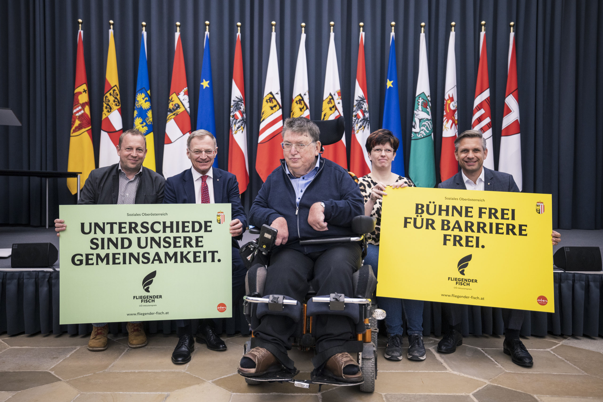 v.l.: MMag. Gernot Koren (Sprecher IV Sozialunternehmen), LH Mag. Thomas Stelzer, Alfred Prantl (Obmann IVMB), Verena Maria Tomek (Bezirks-Interessenvertreterin IVMB), LR Dr. Wolfgang Hattmannsdorfer präsentieren den „Fliegenden Fisch“