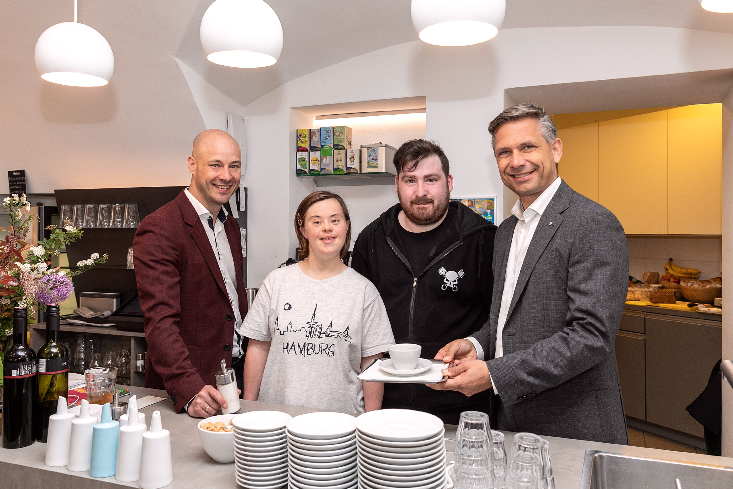 Landesrat Wolfgang Hattmannsdorfer und Familienbundobmann Vizebürgermeister von Linz Martin Hajart am Arbeitsplatz von Bettina Weiß und Dominik Krutzer im Café Viele Leute in Linz