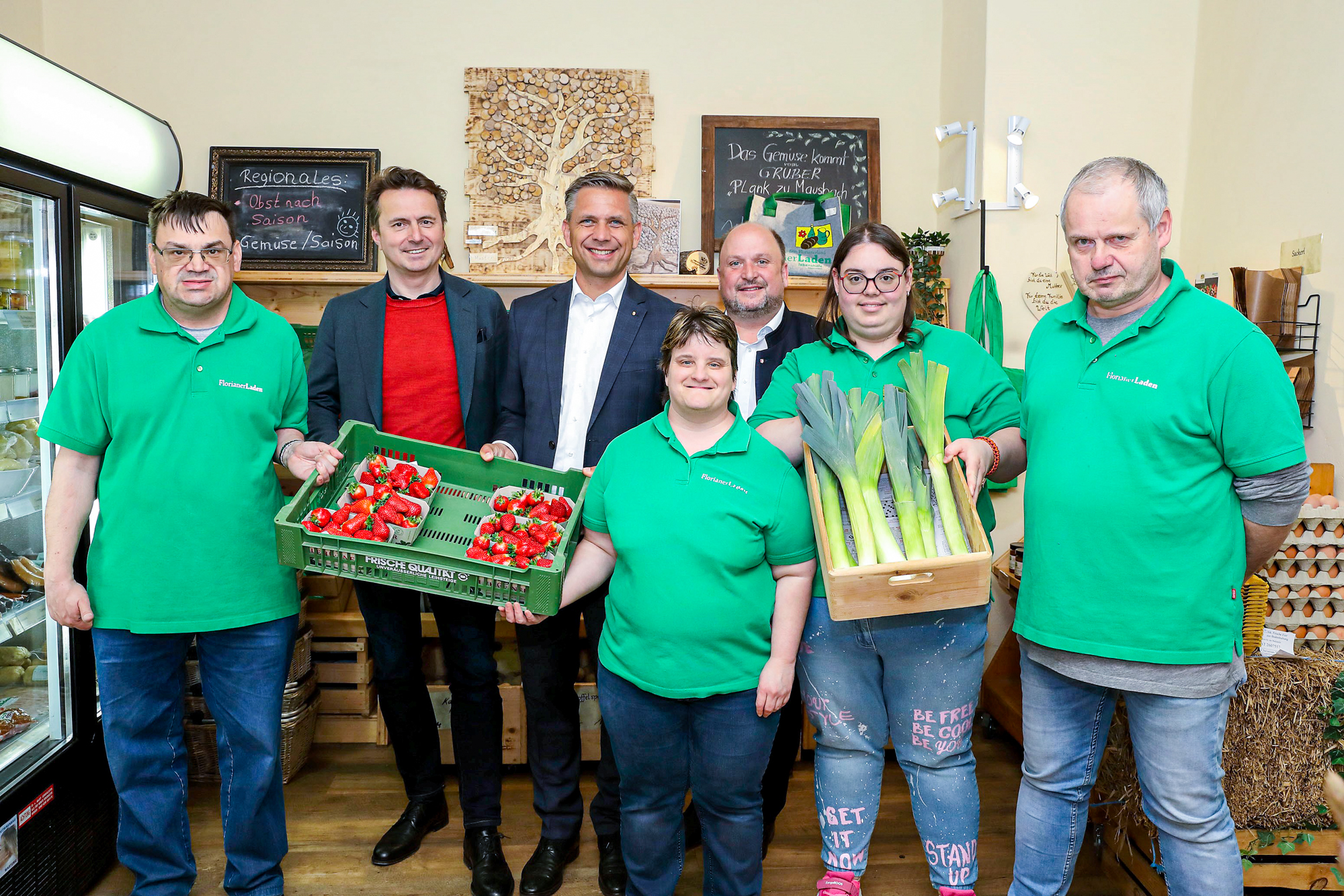 Zu sehen am Bild ist Landesrat Wolfgang Hattmannsdorfer gemeinsam mit Lebenshilfe OÖ Präsident Stefan Hutter, Bgm. Bernd Schützeneder und Beschäftigten des Florianer Ladens.