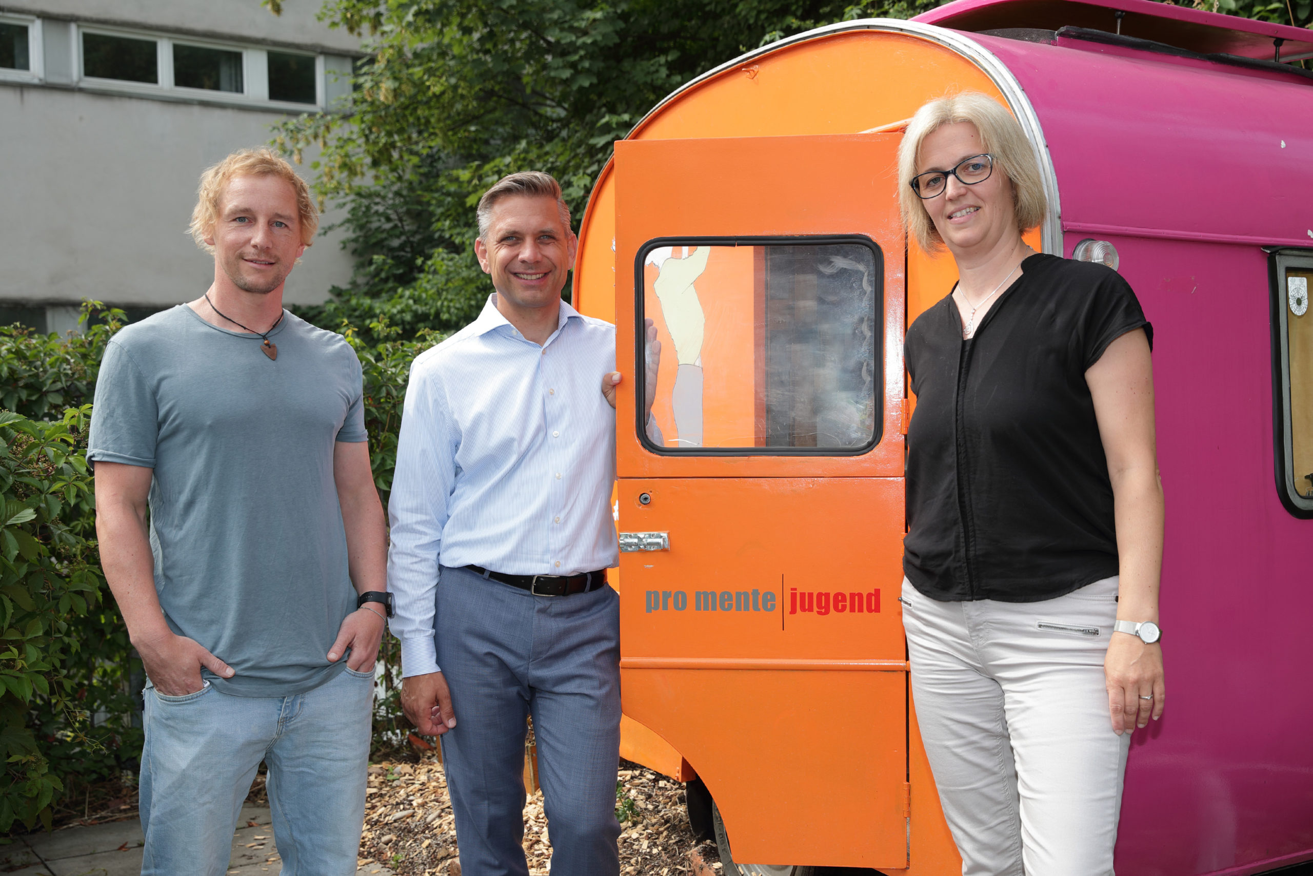 Holger Schaller, Teamleiter start.box, pro mente OÖ; Sozial- und Jugendlandesrat Wolfgang Hattmannsdorfer; Manuela Nemesch, Geschäftsfeldleiterin pro mente Jugend.