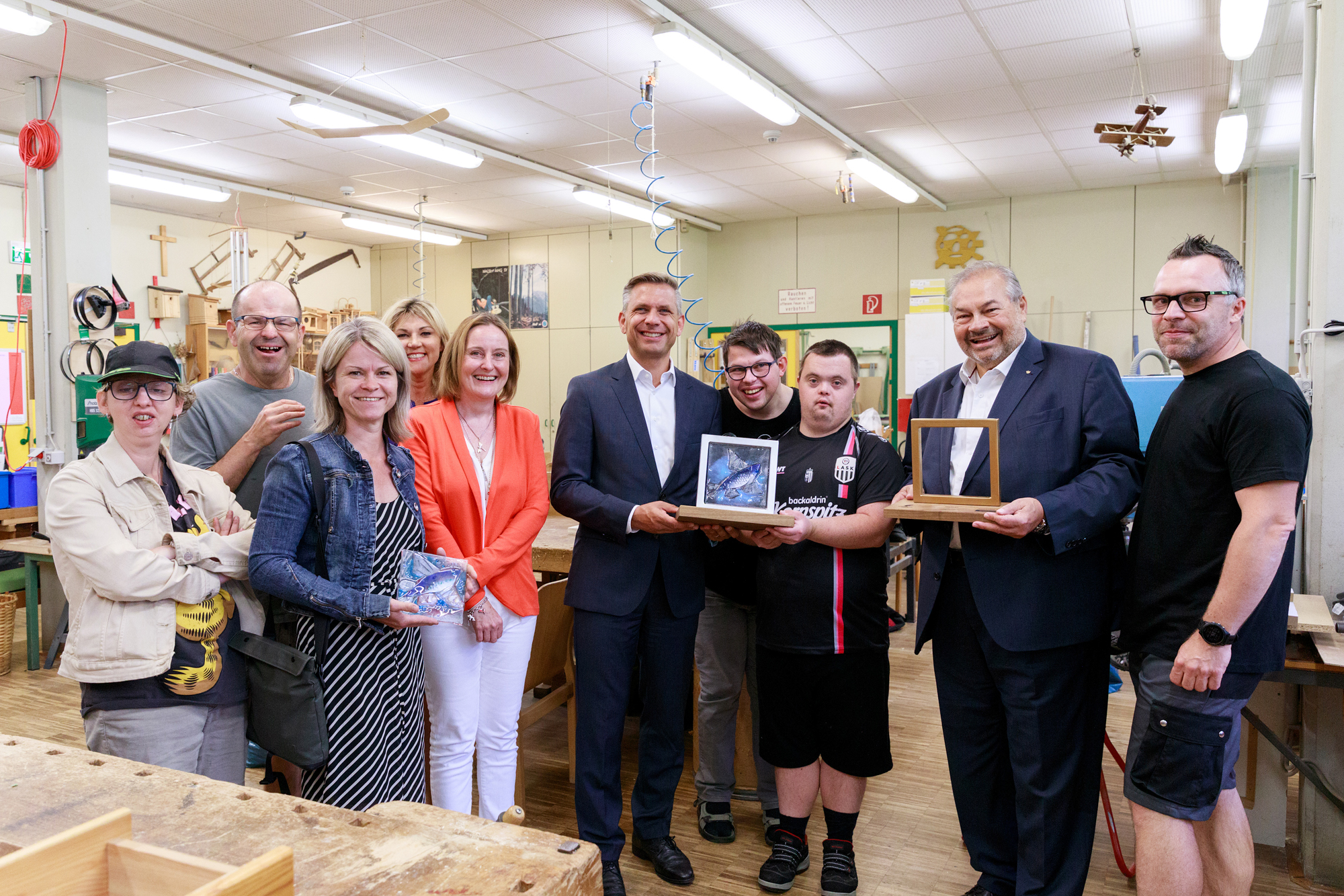 Landesrat Wolfgang Hattmannsdorfer besucht gemeinsam mit Gerald Gutmayer und Alexandra Rochelt (Sparkasse OÖ) die Fertigung der Trophäen.