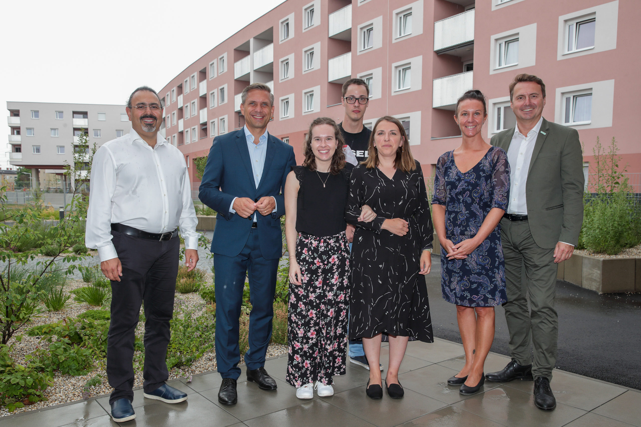 v.l.n.r. Vorstandsvorsitzender pro mente OÖ Prim. Dr. Kurosch Yazdi, Landesrat Dr. Wolfgang Hattmannsdorfer, Bewohnerin (vollbetreut) Vanessa Geissler, Bewohner (Trainingswohnung) Andreas Hammerl, Hausleiterin Victoria Baschinger, Regionalleiterin pro mente Raphaela Just, Lebenshilfe OÖ Präsident DI Stefan Hutter