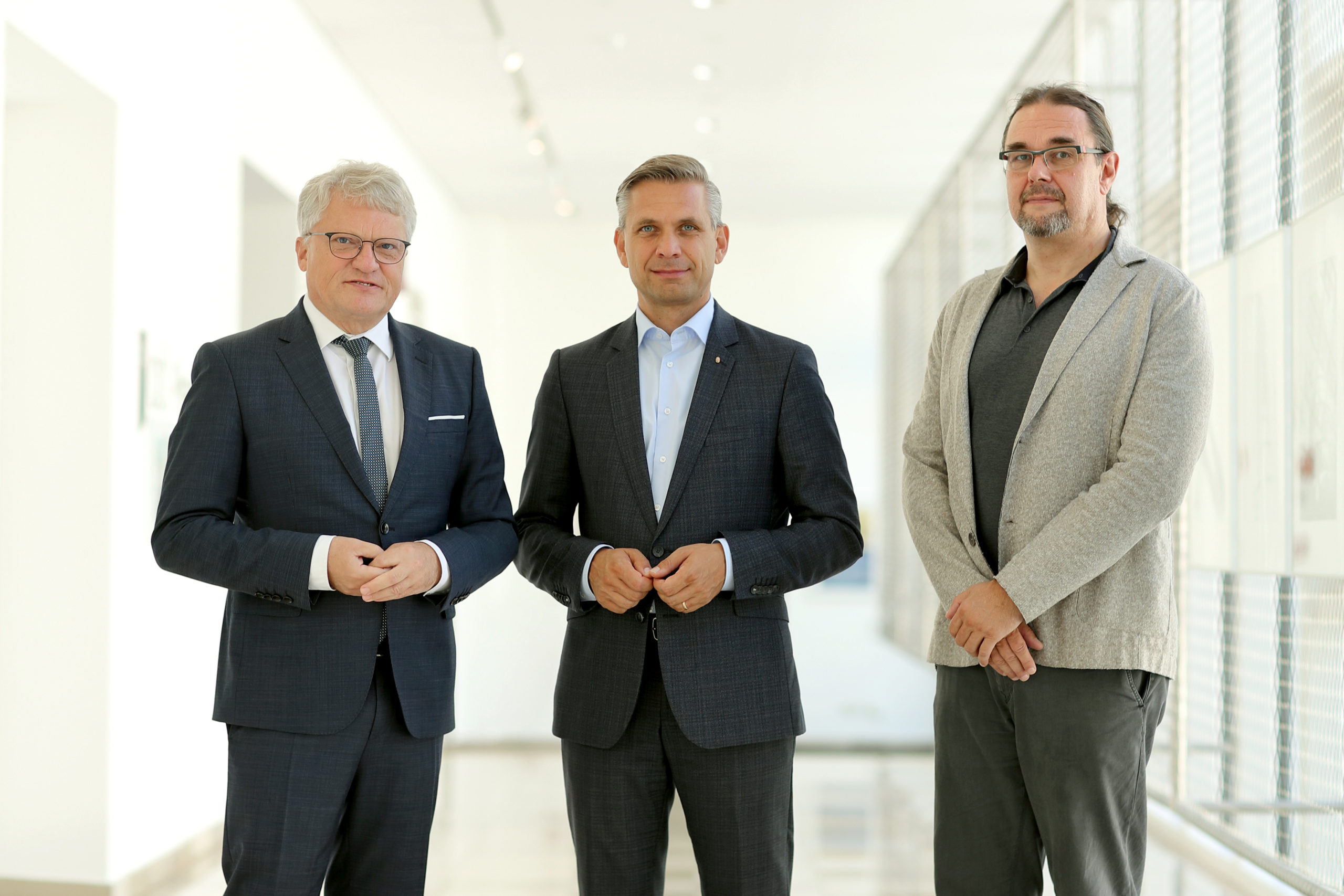Bgm. Klaus Luger, Landesrat Wolfgang Hattmannsdorfer und Univ.-Prof. Helmut Hirtenlehner präsentieren den Studienstart zu Jugendkriminalität im urbanen Raum.