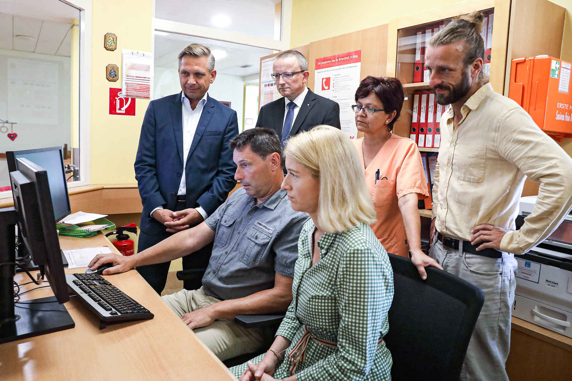Die Anbindung an die elektronische Gesundheitsakte sorgt für eine Reduktion des Verwaltungsaufwands (v.l.: Landesrat Wolfgang Hattmannsdorfer, Pflegedienstleiter APH Enns Hellfried Blamauer, Bezirkshauptmann Werner Kreisl, LH-Stv.in Christine Haberlander, Edina Malagic, Heimleiter APH Enns Severin Jobst).