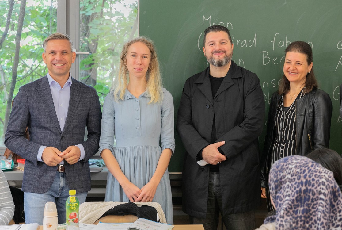 LR Hattmannsdorfer mit der Leiterin des Sprachkurses, dem Leiter des Instituts für Interkulturelle Pädagogik der VHS Damir Saracevic, VHS-Geschäftsführerin Julia Panholzer; LR Hattmannsdorfer beim Besuch des Kurses im Austausch mit Teilnehmerinnen.