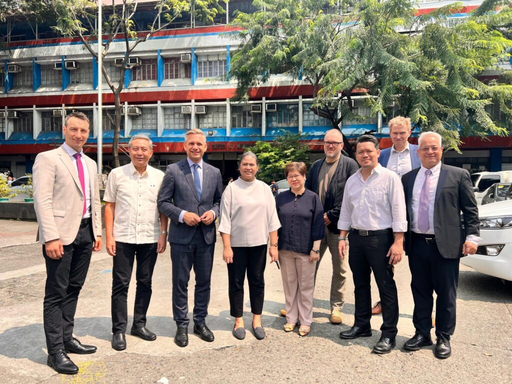 LR Hattmannsdorfer im Austausch mit Stakeholdern aus Oberösterreich und Partneragenturen vor Ort (links: Christian Hallerbach, C&C Human Resource Development; 4.v.r.: Dr. Christoph Jungwirth, Geschäftsführer BFI Oberösterreich).