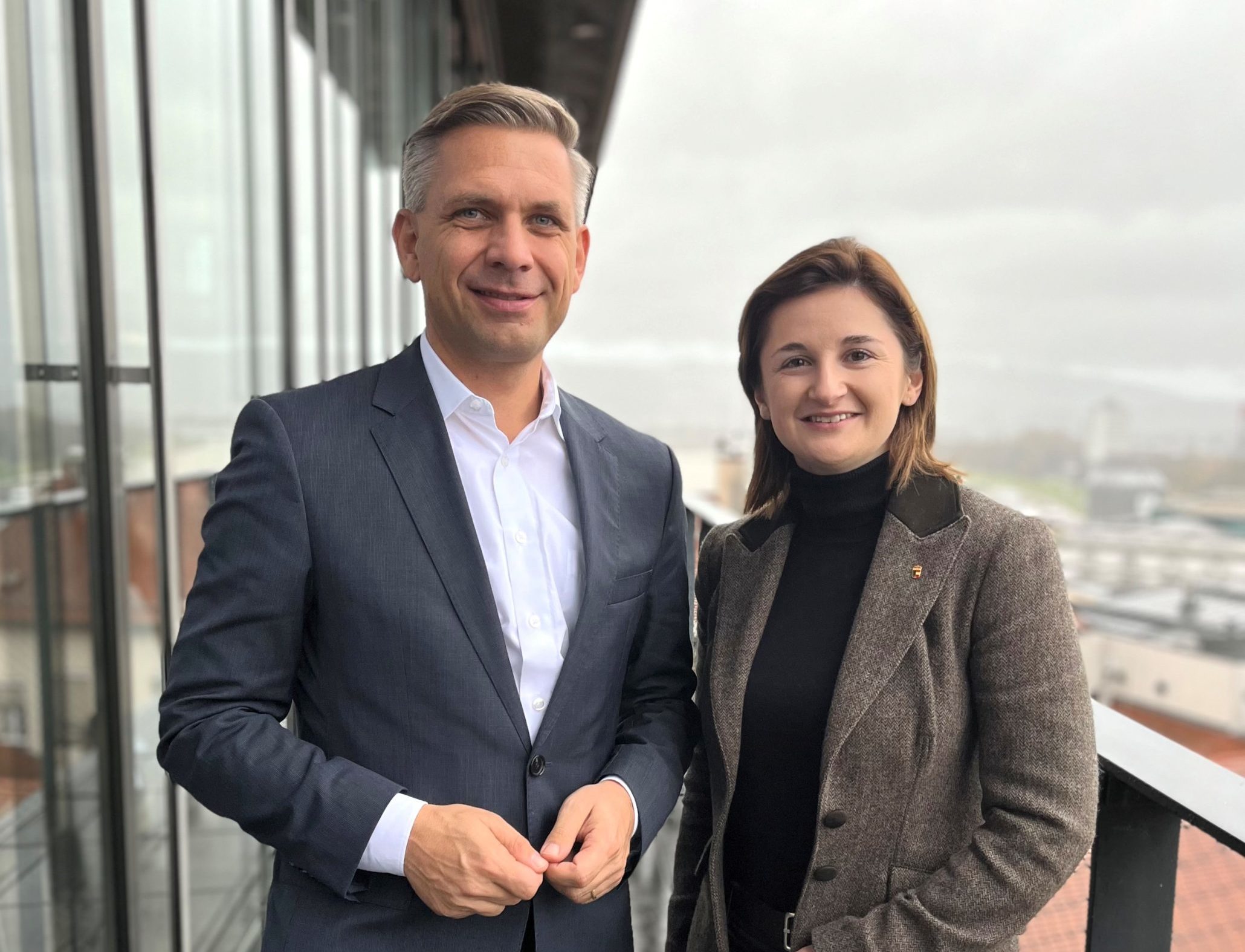 Integrations-Landesrat Wolfgang Hattmannsdorfer und Landeshauptmann-Stellvertreterin und Integrationsreferentin Marlene Svazek beim Austausch.