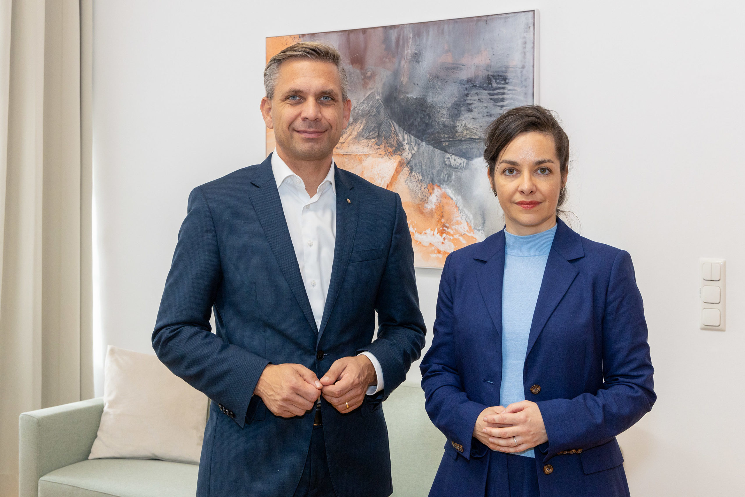 Landesrat Hattmannsdorfer im Austausch mit Direktorin Fellhofer.