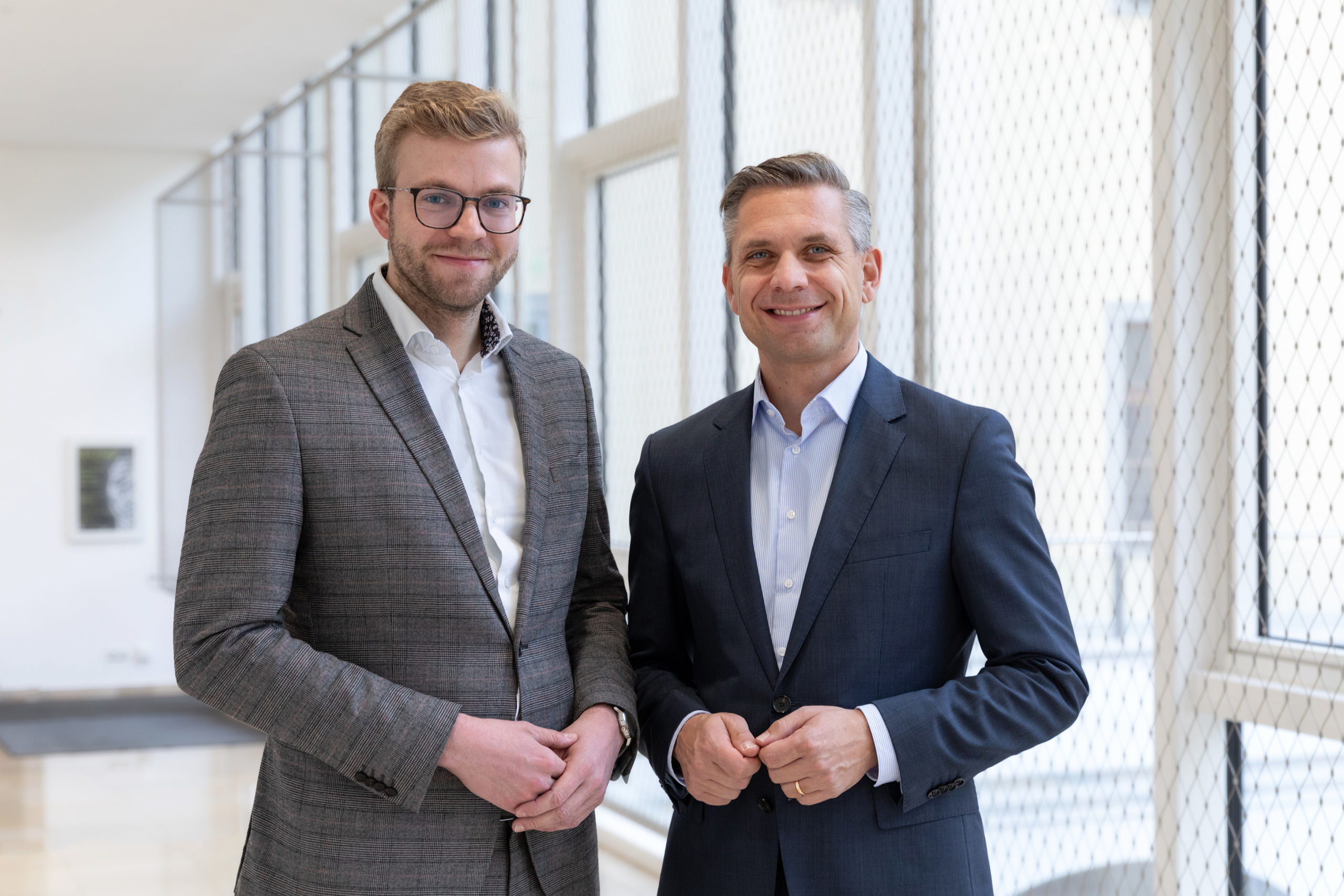 Integrations-Landesrat Wolfgang Hattmannsdorfer und der Integrationsbeauftragte des Landes OÖ Simon Ziegelbäck präsentieren die Schwerpunkte im Integrationsressort.