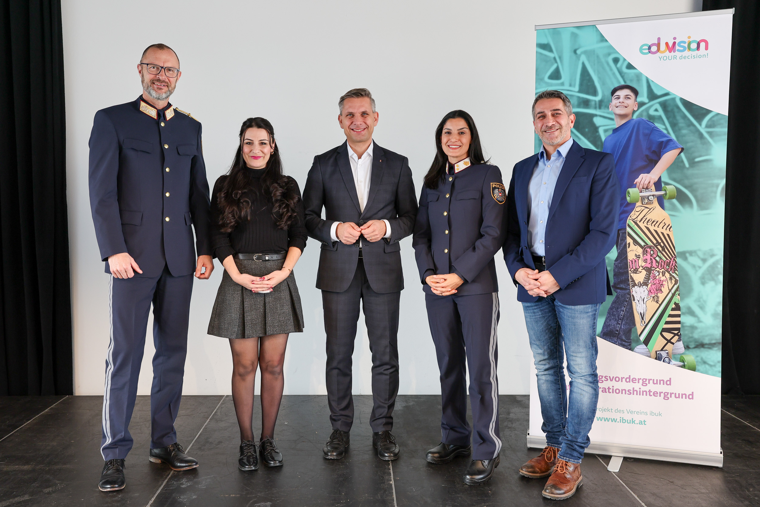 Präsentation des neues Projekts mit IBUK und der Landespolizeidirektion Oberösterreich. V.l.n.r.: Landespolizeidirektor Andreas Pilsl, Projektleiterin Ceydag Meral, LR Wolfgang Hattmannsdorfer, Kontrollinspektorin Fulya Öncel, IBUK-Obmann Sefa Yetkin