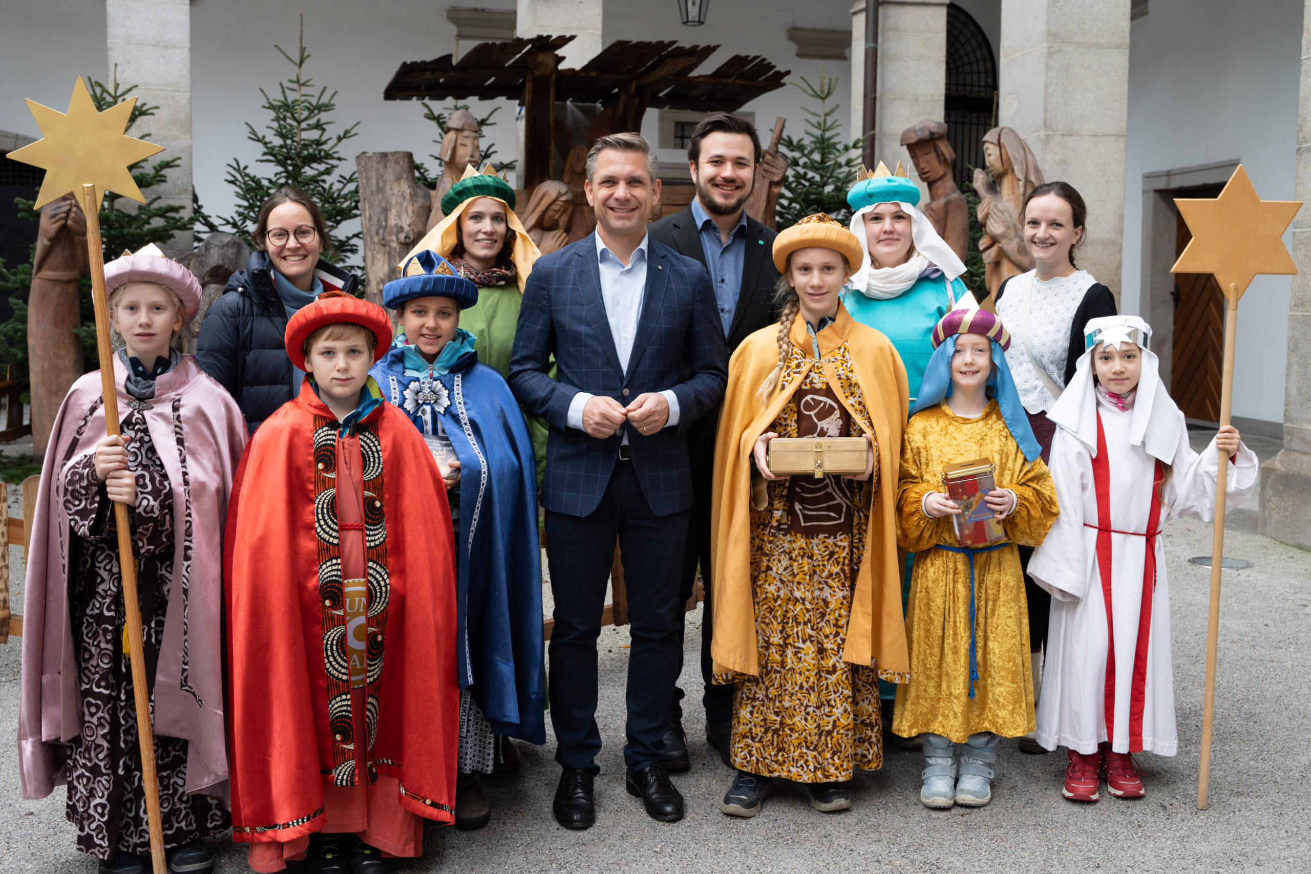 Jugend-Landesrat Wolfgang Hattmannsdorfer mit Samuel Haijes (3.v.r., 2. Reihe) sowie den Sternsingern der Dompfarre Linz und der Pfarre Linz-Christkönig und den ehrenamtlichen Ogranisatoren