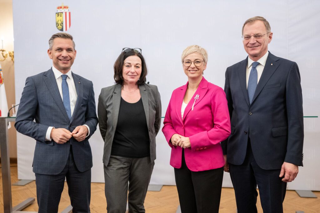 LR Hattmannsdorfer, FAB-Geschäftsführerin Kunz, WKOÖ-Präsidentin Hummer und LH Stelzer präsentieren die oö. Initiative zur Qualifizierung von Asylwerbern in der Grundversorgung.