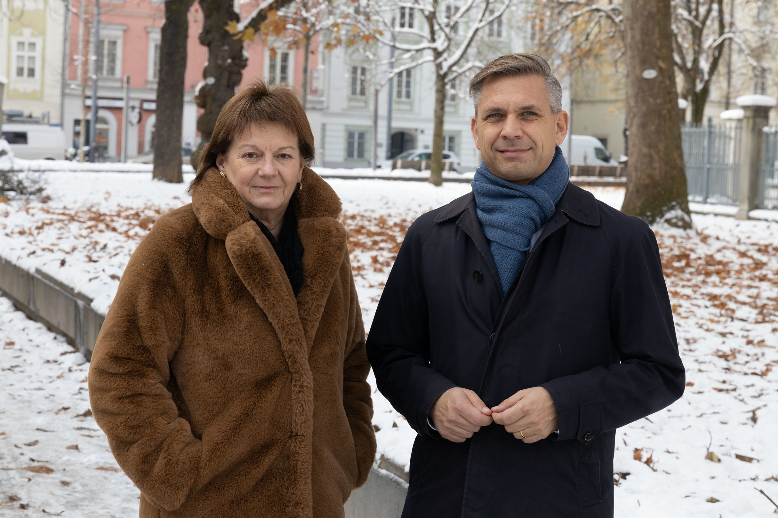 Linzer Vizebürgermeisterin Karin Hörzing und Sozial-Landesrat Wolfgang Hattmannsdorfer appellieren: Bei Obdachlosigkeit nicht wegschauen, sondern B37-Kältetelefon anrufen.