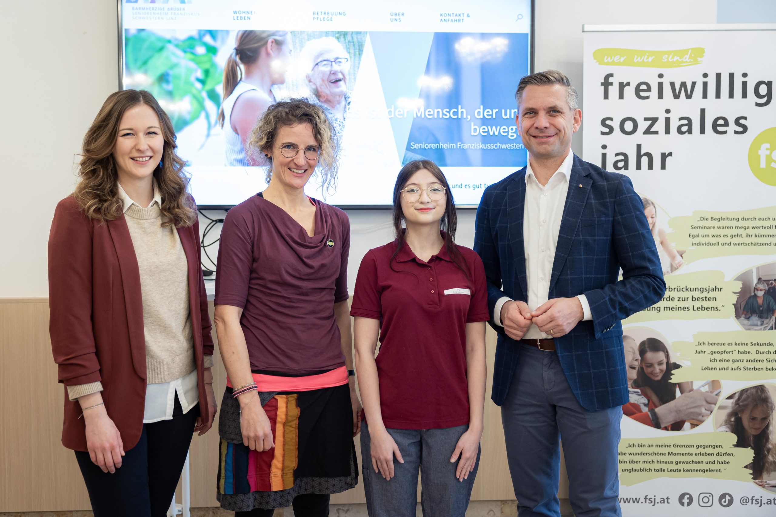 Staatssekretärin Plakolm, Geschäftsführerin Verein FSJ Elisabeth Marcus, FSJ-Absolventin Zoe Maurer, Landesrat Hattmannsdorfer präsentieren die Möglichkeiten im Rahmen eines freiwilligen sozialen Jahrs