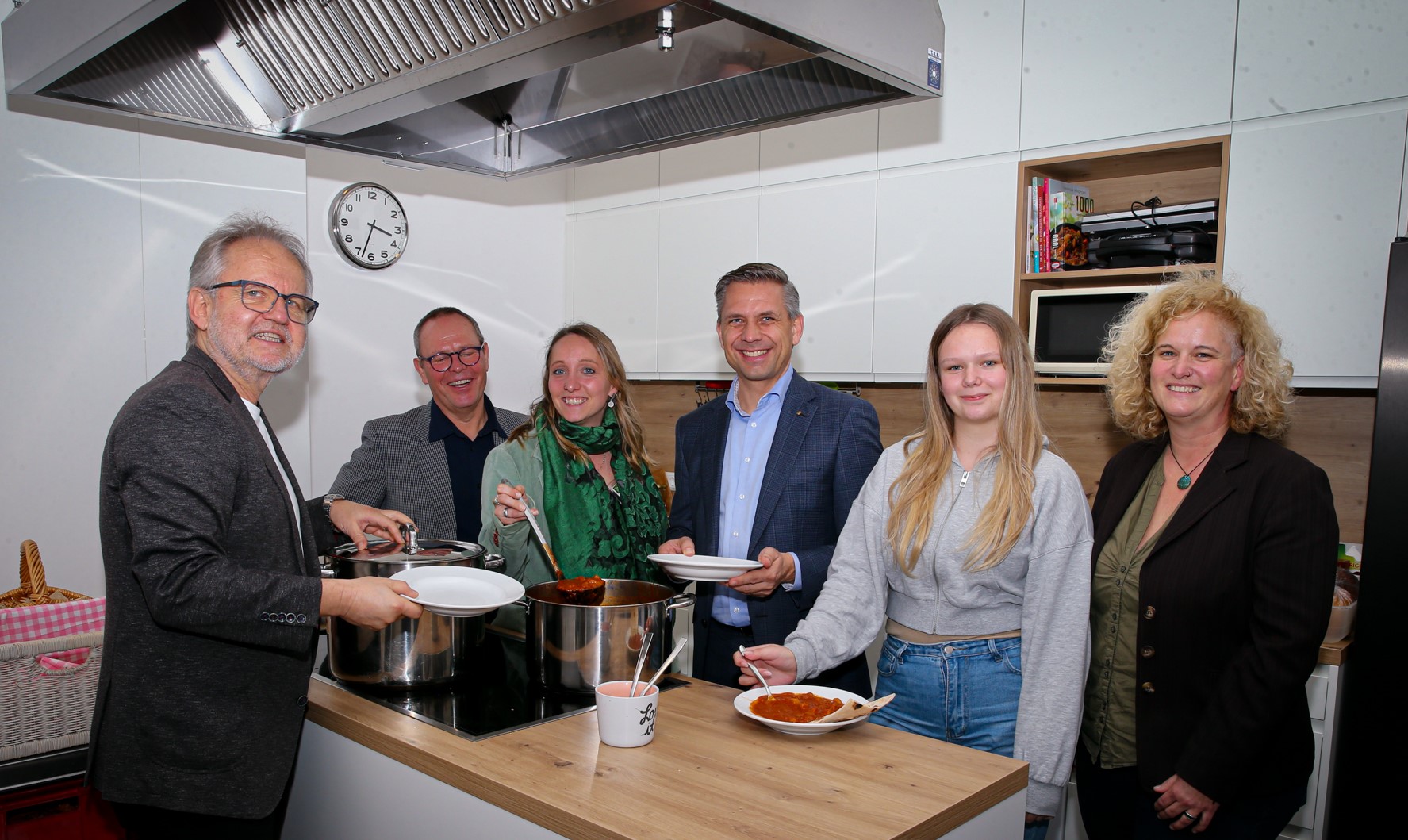Sozial-Stadtrat Dr. Michael Schodermayr, Obmann des Vereins Wohnen Steyr Wolfgang Pühringer, Geschäftsführerin des Vereins Wohnen Steyr Manuela Hadeyer, freiwillige Mitarbeiterin im Tageszentrum, stv. Geschäftsführerin Silvia Fürweger