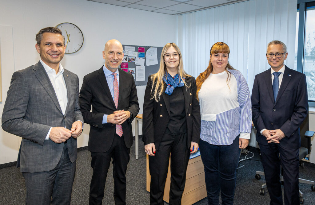 Integrations-Landesrat Wolfgang Hattmannsdorfer, Bundesminister Martin Kocher und stv. AMS-LGF Markus Litzlbauer gemeinsam mit zwei beim AMS Ausländer/innen Fachzentrum angestellten Ukrainerinnen Frau Inna Kucherenko und Frau Svitlana Kohlfürst.