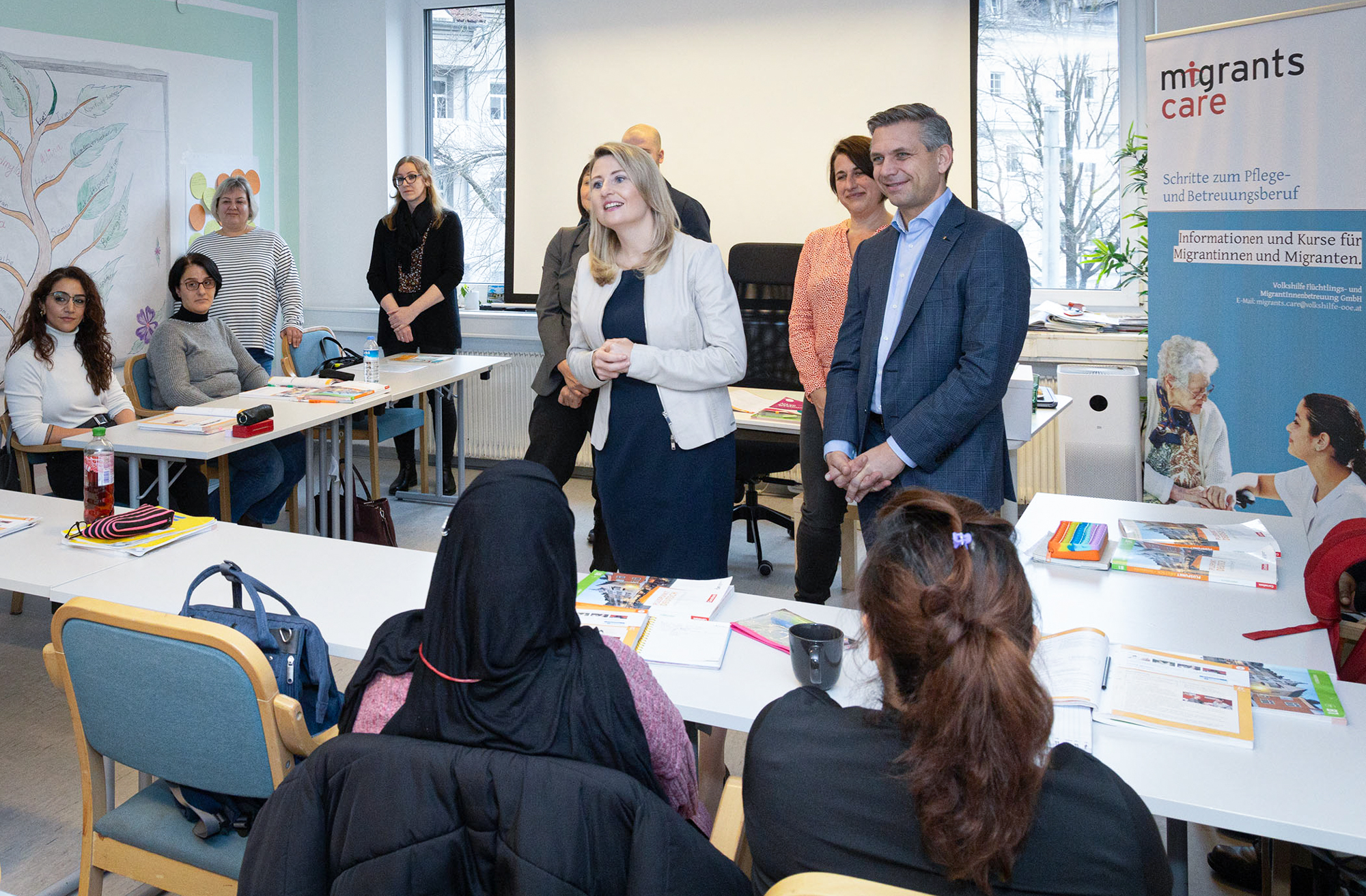 Integrationsministerin Susanne Raab und Sozial- und Integrations-Landesrat Wolfgang Hattmannsdorfer besuchen das Projekt „migrants care“.