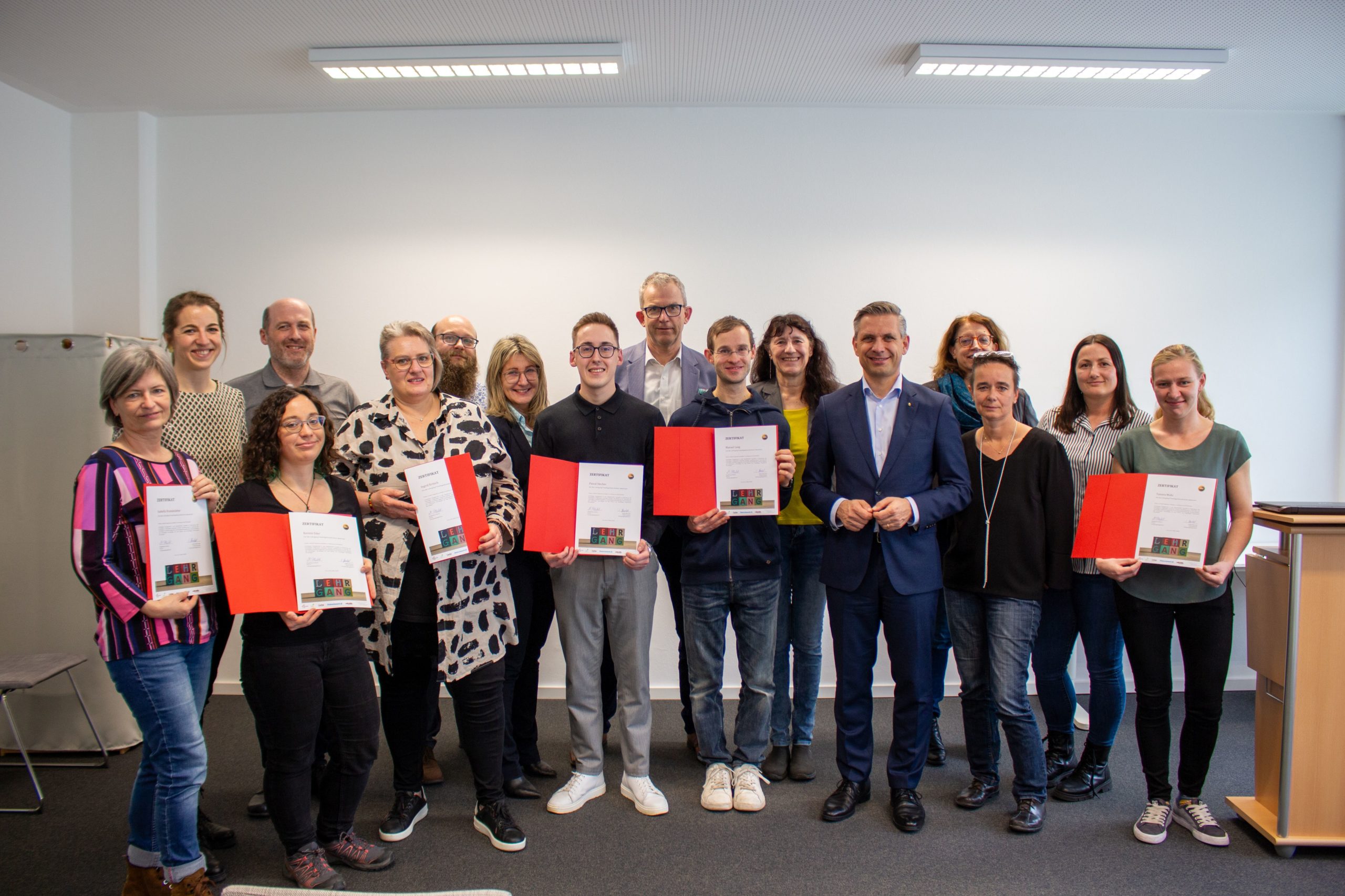 Ausgezeichnete des Lehrgangs „Freiwilliges Engagement“. 2.v.l.: Magdalena Plöchl, Verein füruns; Mitte: Martin König, Geschäftsführer SoNe Soziales Netzwerk GmbH, 5. v.r. Landesrat Hattmannsdorfer