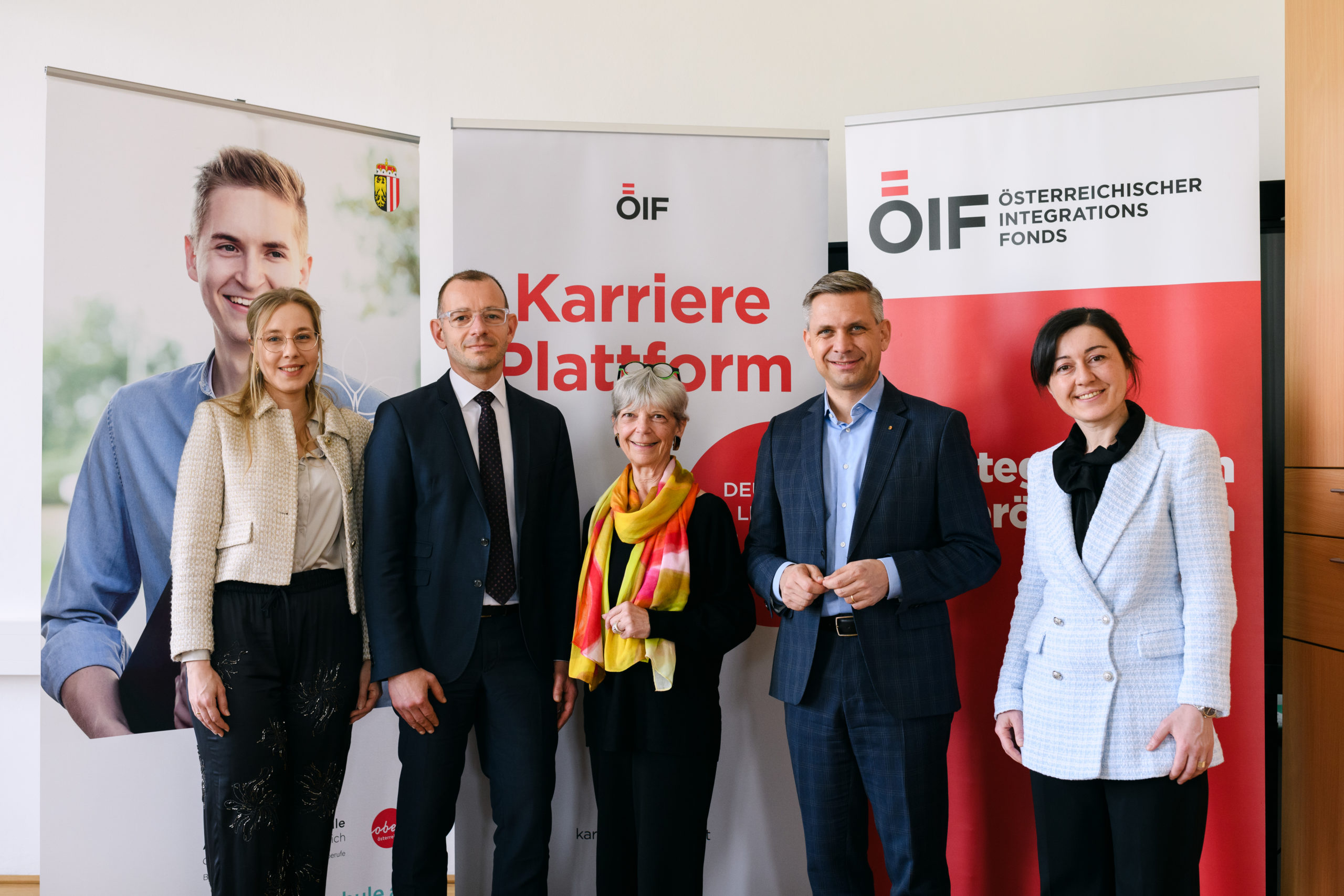 Tamara Hildner, ÖIF; stv. Direktor ÖIF Roland Goiser; Direktorin der Altenbetreuungsschule OÖ Wilhelmine Steinbacher-Mittermeir; LR Wolfgang Hattmannsdorfer; Leiterin ÖIF OÖ Nino Nozadze. Foto: Caio Kauffmann/ÖIF