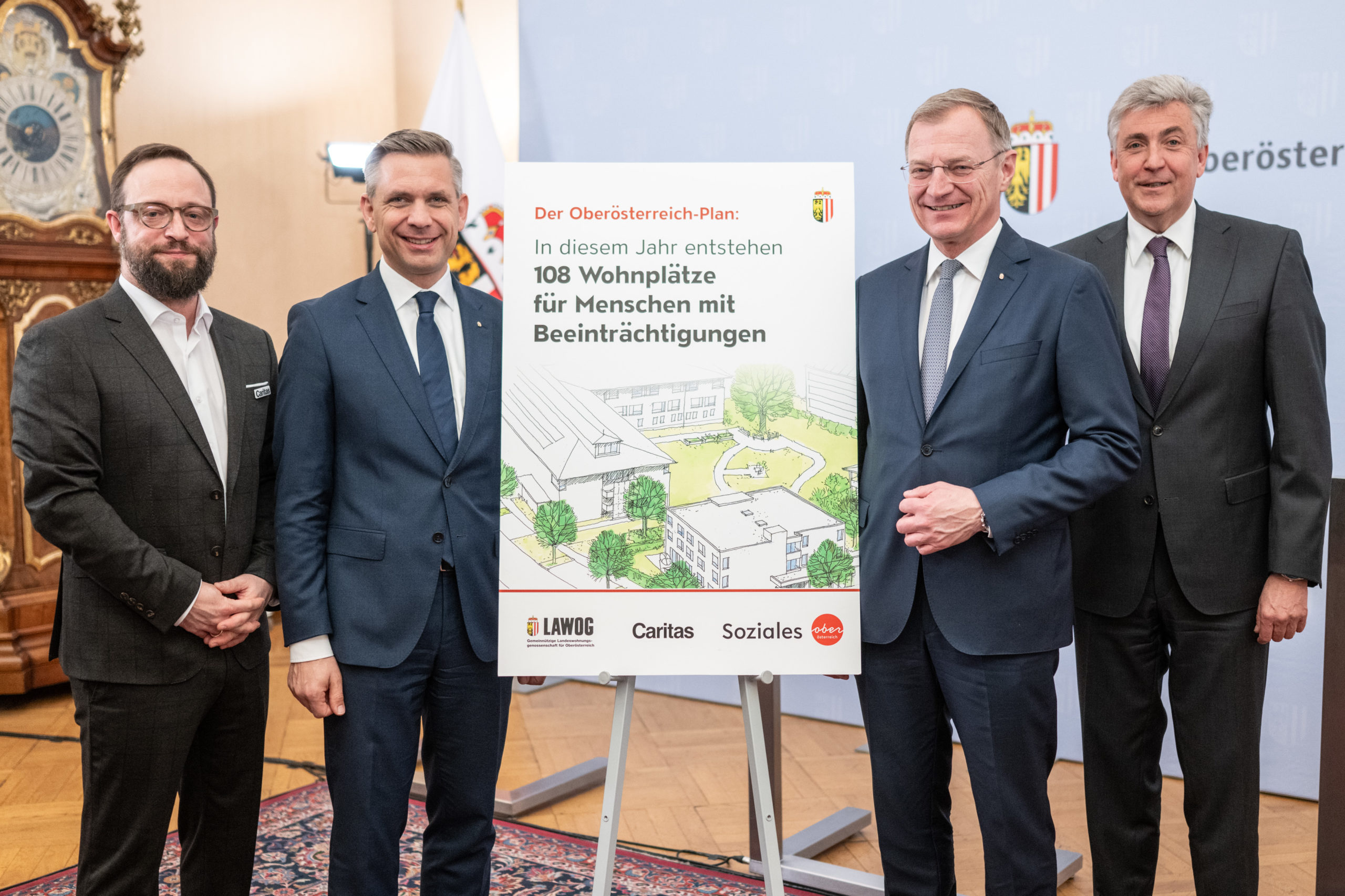 Stefan Pimmingstorfer (Caritas OÖ), LR Wolfgang Hattmannsdorfer, LH Thomas Stelzer und Christoph Khinast (LAWOG) präsentieren das Wohnplatz-Ausbauprogramm für Menschen mit Beeinträchtigungen für 2024/2025.