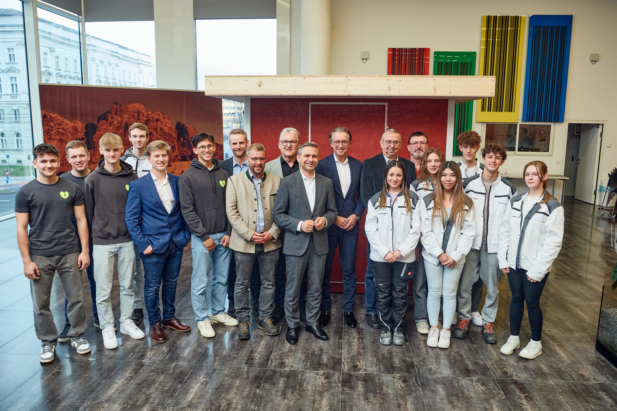 Schüler der HTL1 Bau & Design (links), Lehrlinge der Energie AG Oberösterreich (rechts); Matthias Pesendorfer, Leiter der Lehrwerkstatt Energie AG (7. v.l.); Josef Wolfsgruber, Leiter des Schulbauhofs der HTL1 Bau & Design; Christian Gaiseder, Geschäftsführer Sozialverein B37; Sozial-Landesrat Hattmannsdorfer; Energie AG-CEO Leonhard Schitter; Martin Lumetzberger von der Kolpingsfamilie Linz.