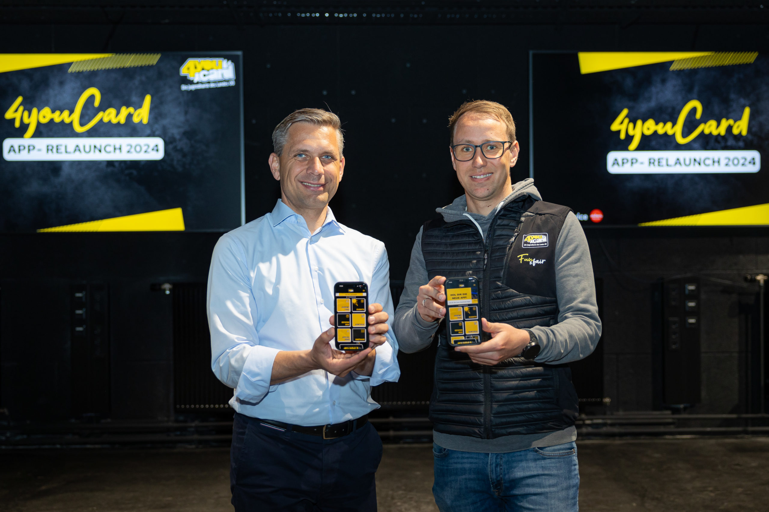 LR Hattmannsdorfer, Gf. Schachner präsentieren die neue 4youCard-App