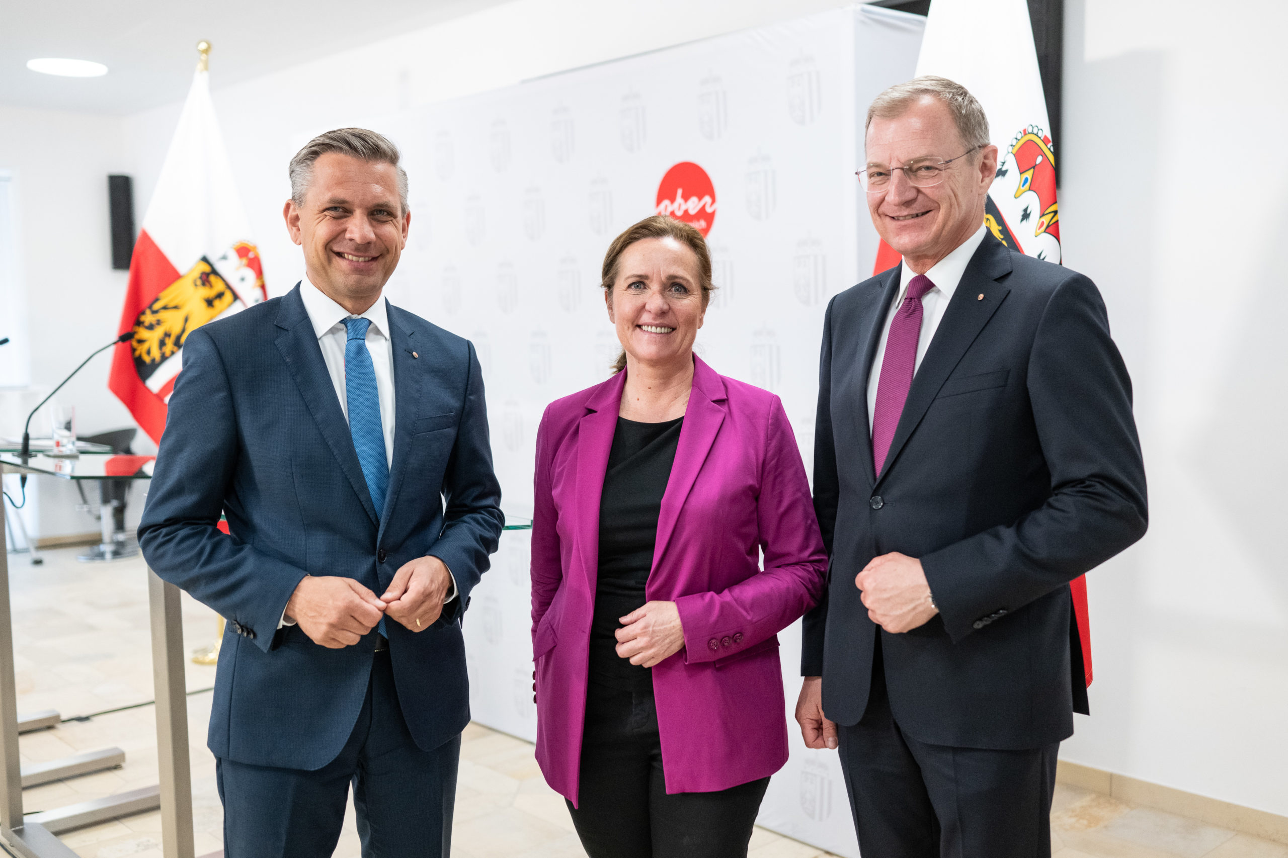 Landesrat Hattmannsdorfer, Vize-Präsidentin der WKOÖ Sery-Froschauer und Landeshauptmann Stelzer präsentieren neue Maßnahmen, um die Beschäftigung von Menschen mit Beeinträchtigung am ersten Arbeitsmarkt auszubauen.