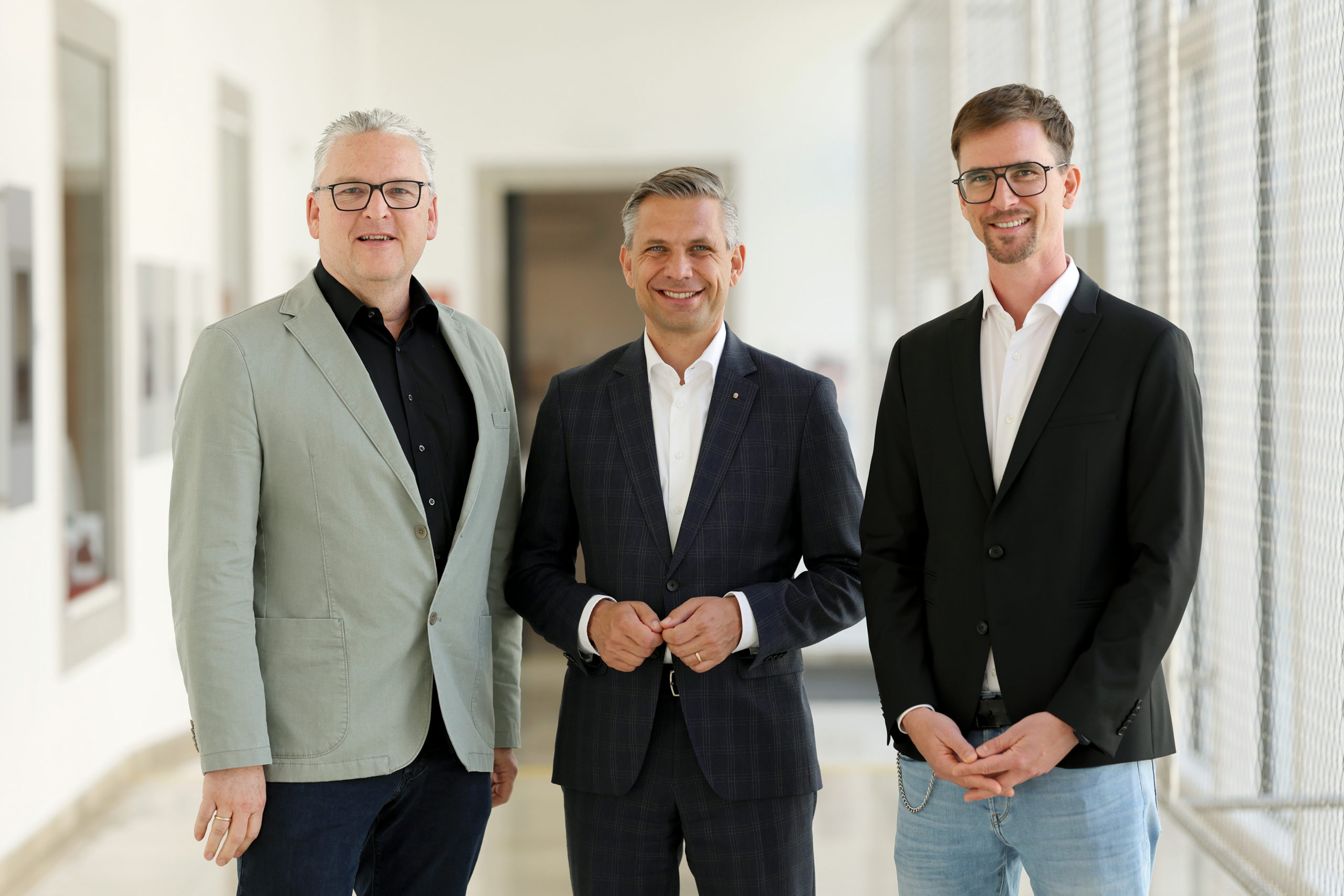 B37-Geschäftsführer Christian Gaiseder, Sozial-Landesrat Wolfgang Hattmannsdorfer und der Koordinator für den Sozialbereich von B37 Sebastian Hauser präsentieren die neue Einrichtung für suchtkranke Obdachlose „NEST