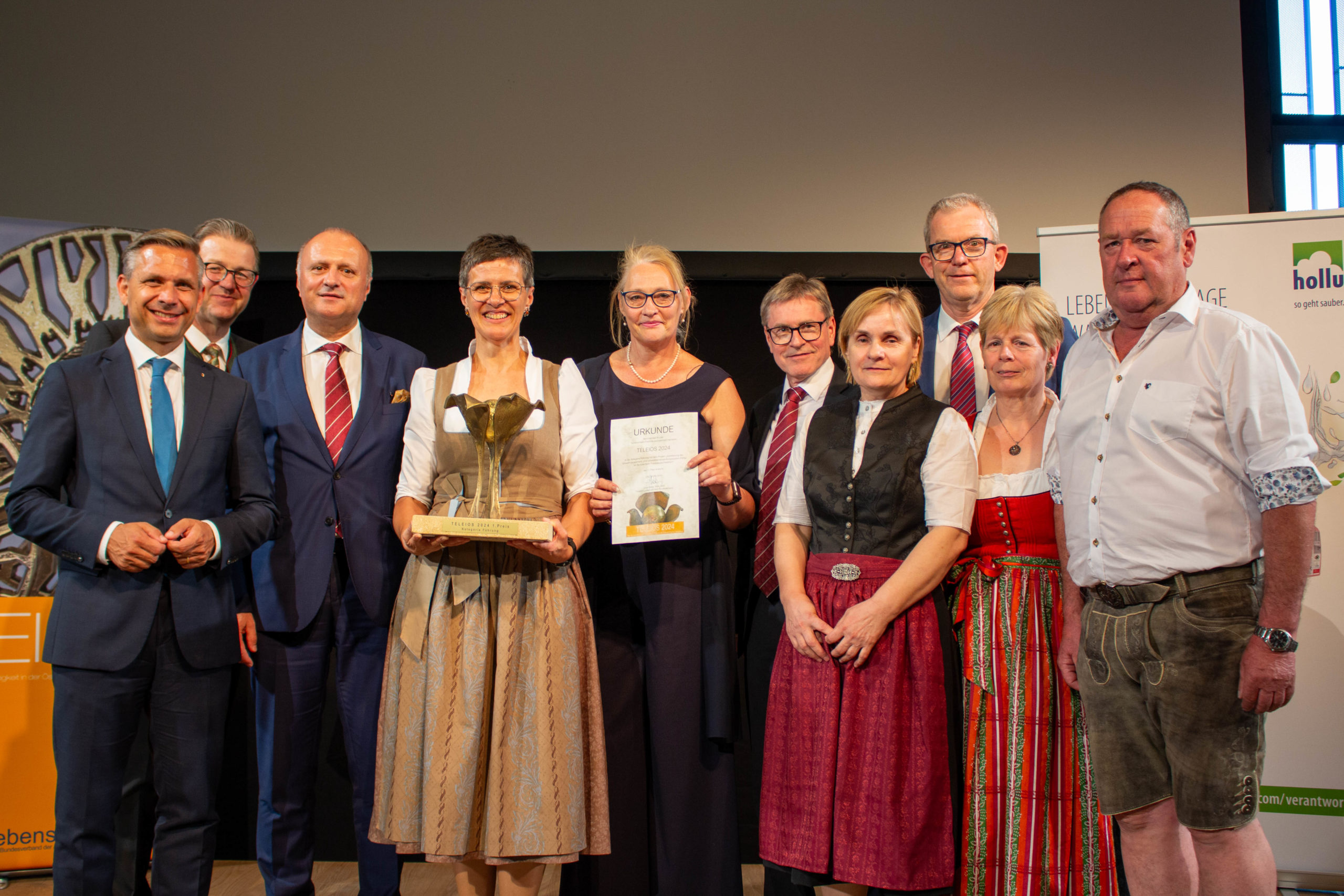 Landesrat Wolfgang Hattmannsdorfer mit den oberösterreichischen Gewinnern der Kategorie Führung – dem Seniorenheim Franziskusschwestern Linz.