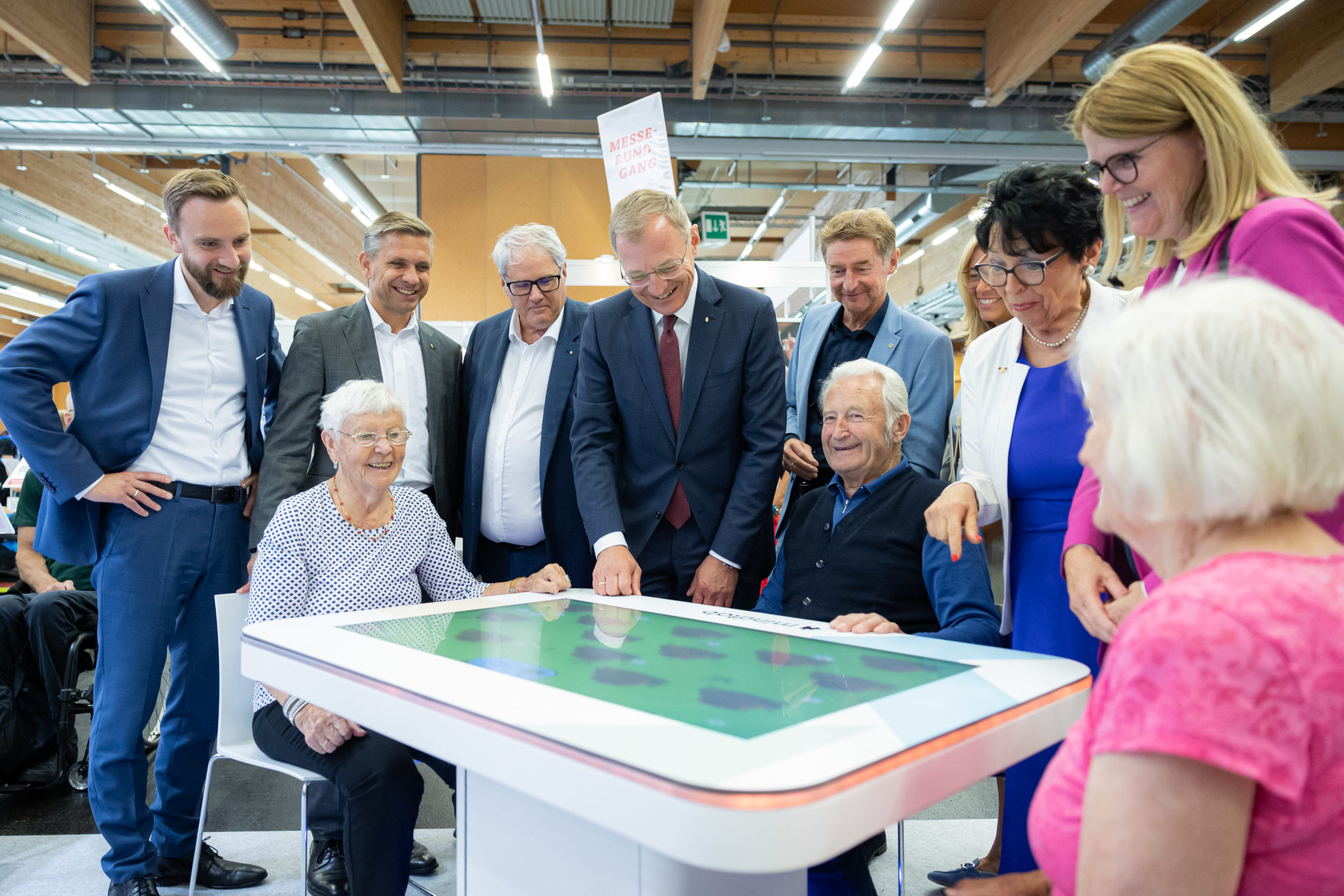 Wirtschaftsstadtrat Wels Martin Oberndorfer, LR Hattmannsdorfer, LH Stelzer und Vizebürgermeister Kroiß erkunden Innovationen bei der Messe Integra.