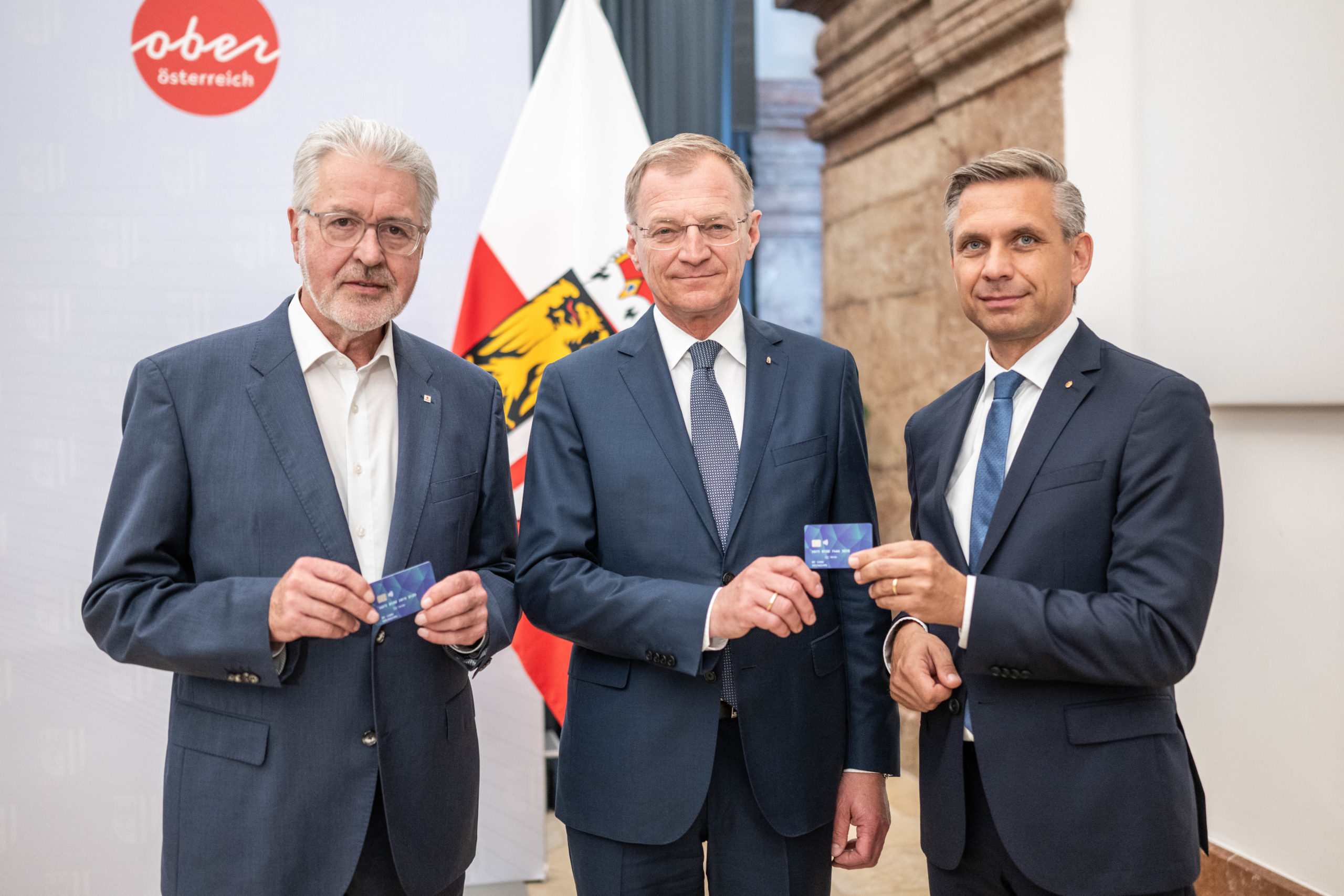 Dr. Walter Aichinger, Präsident Oö. Rotes Kreuz, Landeshauptmann Mag. Thomas Stelzer und Integrations-Landesrat Dr. Wolfgang Hattmannsdorfer.