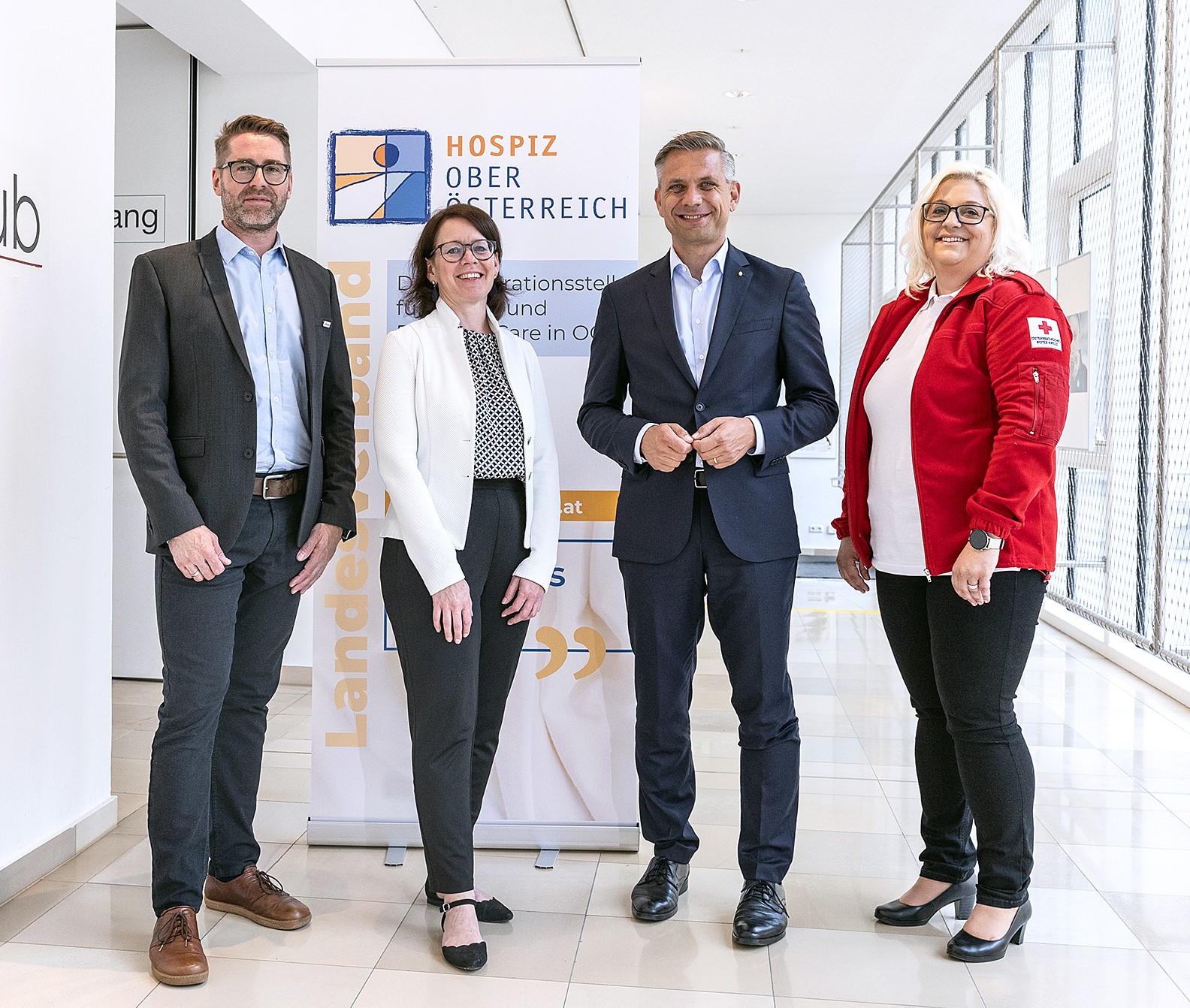 Mag. Gerald Rechberger, Miteinander GmbH; Dr. Christina Grebe, Vorstandsvorsitzende Landeshospizverband OÖ, LR Hattmannsdorfer, Silvia Buchmayr vom Roten Kreuz präsentieren die Ausrollung von HIM - Hospiz und Palliative Care in der Mobilen Betreuung und Pflege